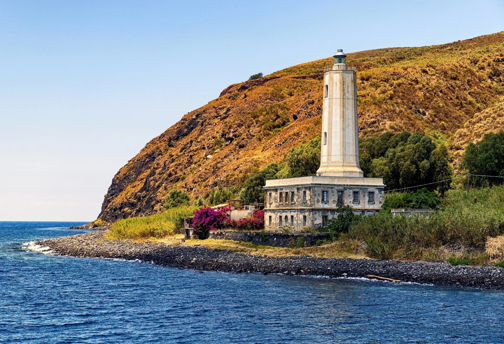 Le isole Eolie sono una meta frequentatissima dai turisti anche nel corso dei weekend al mare