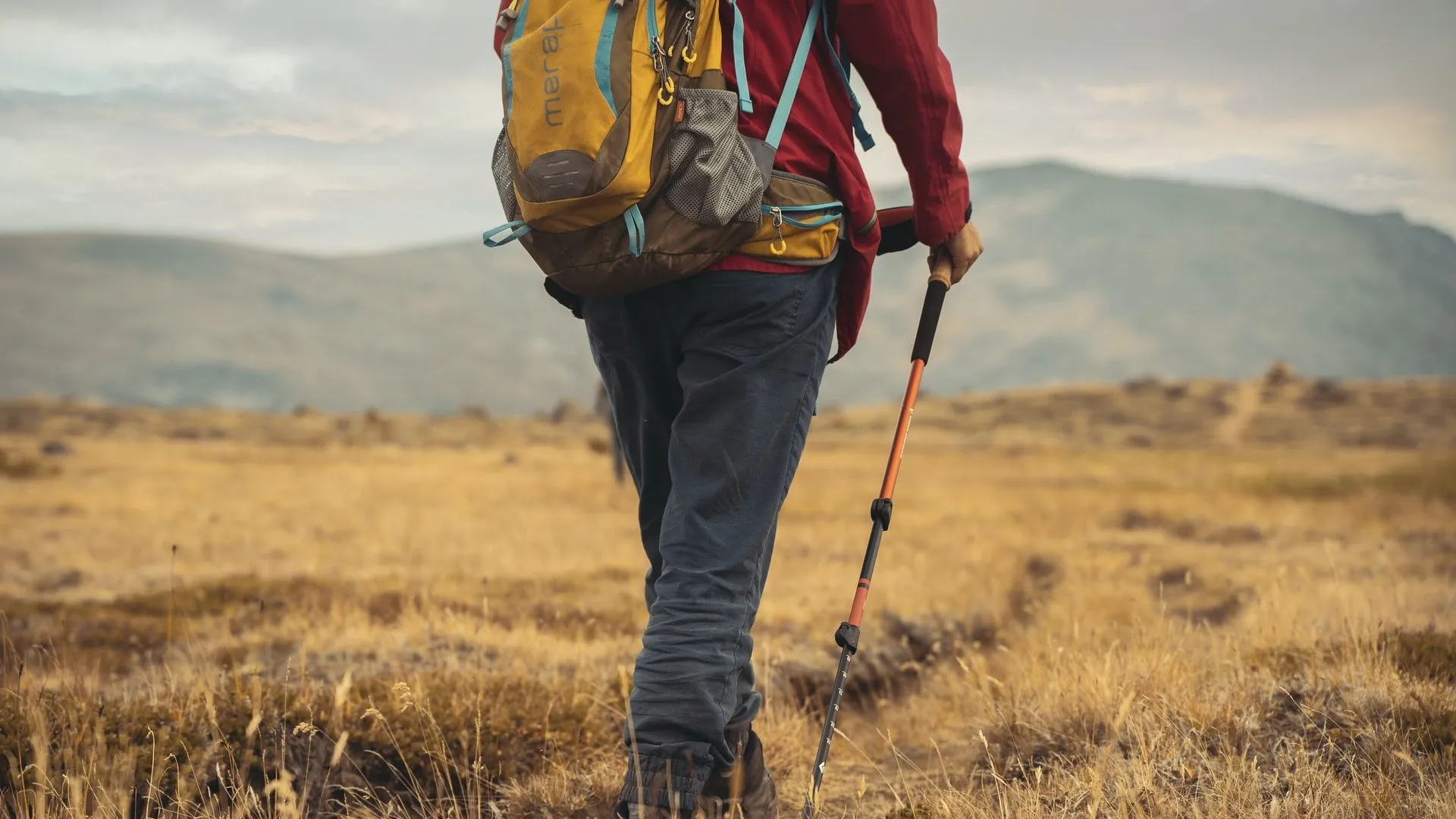zaino montagna trekking bastone da passeggio strumento