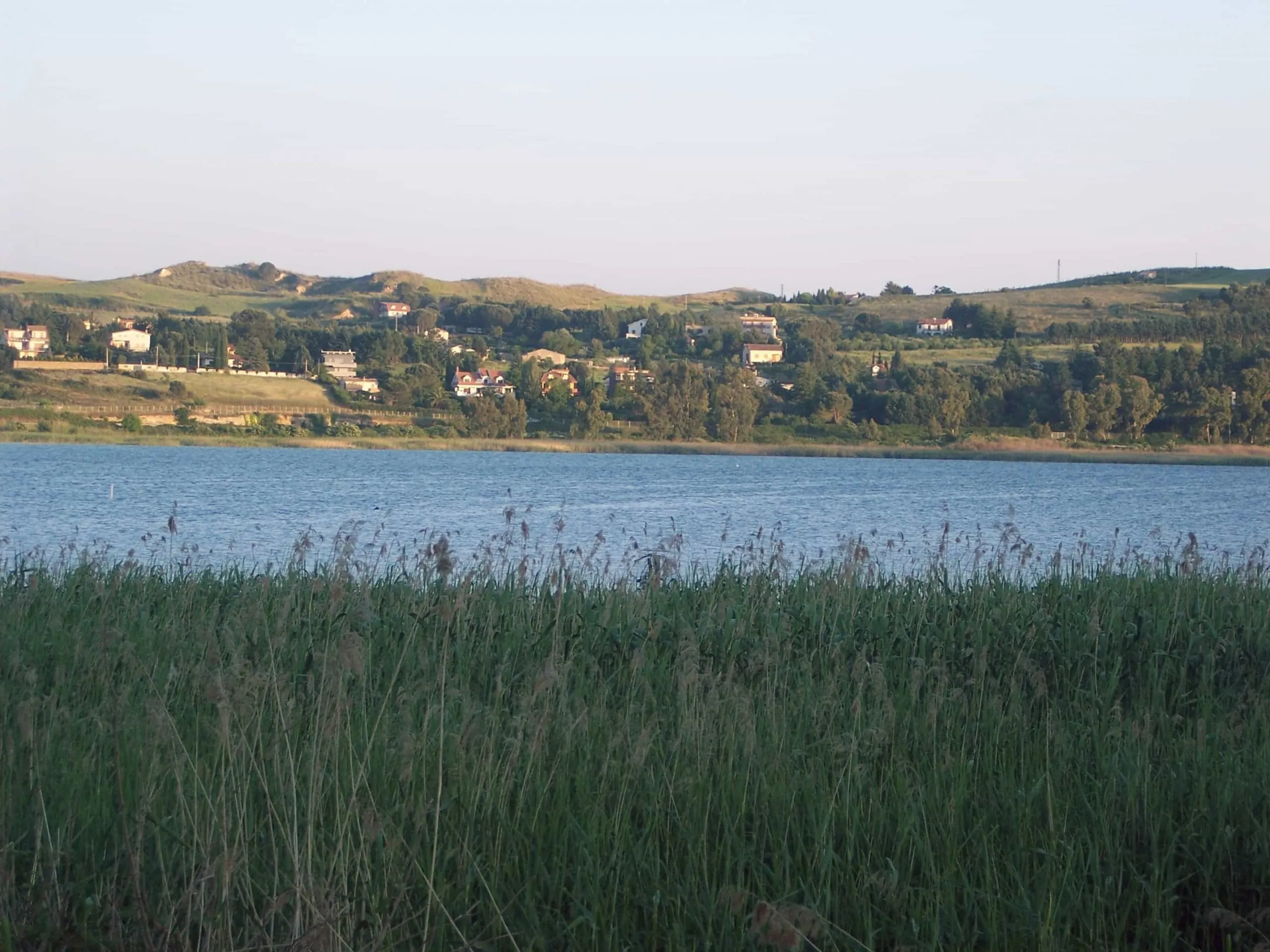 Veduta sul lago di Pergusa, di importanza naturalistica internazionale