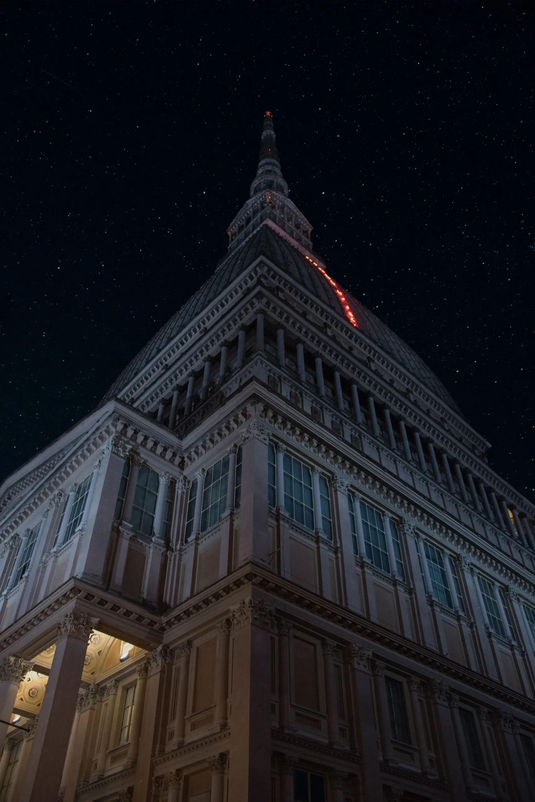 Per ora la Mole Antonelliana è illuminata con alcuni dei numeri della serie numerica di Fibonacci