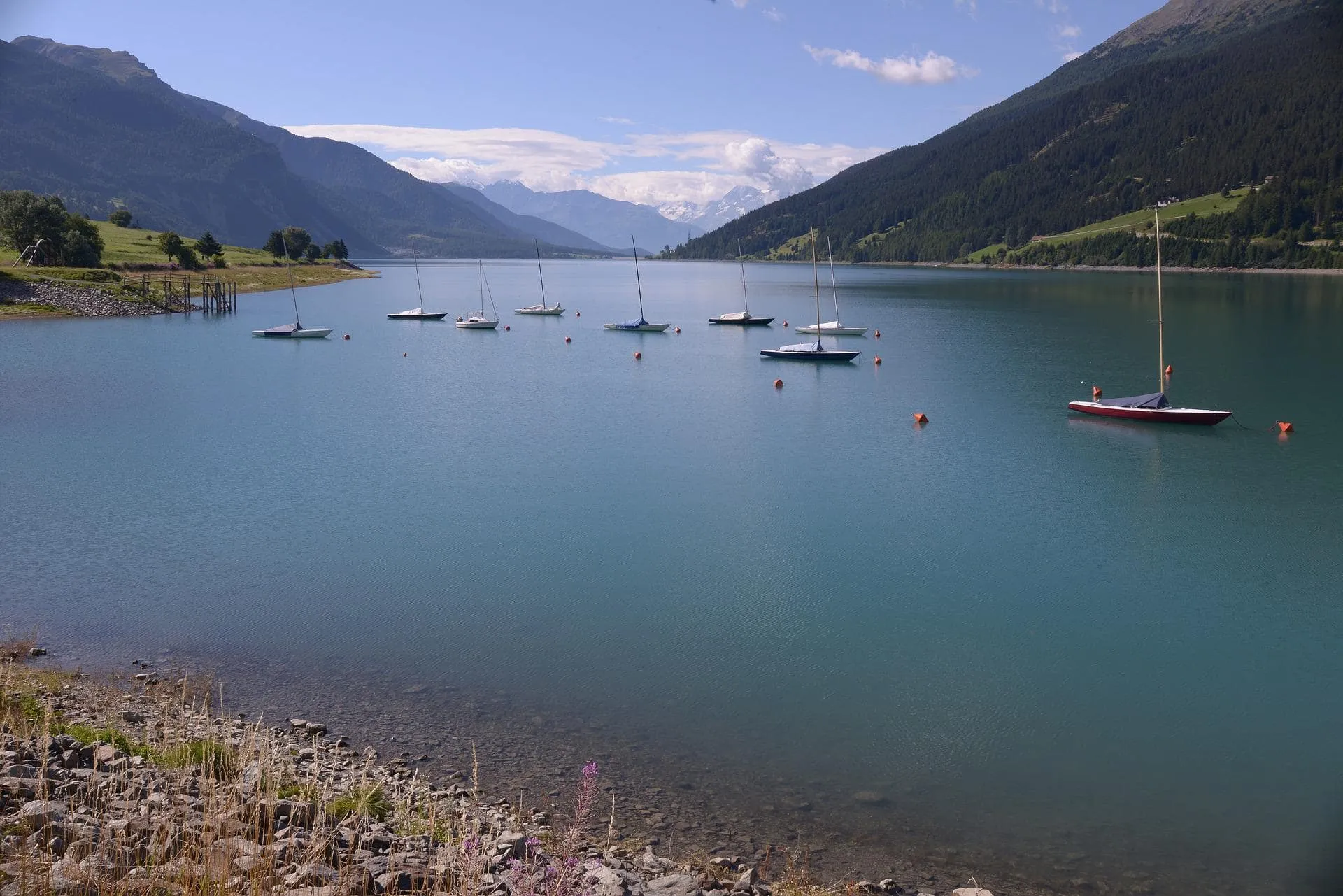 Molti amano svolgere attività sul lago, come ad esempio la vela