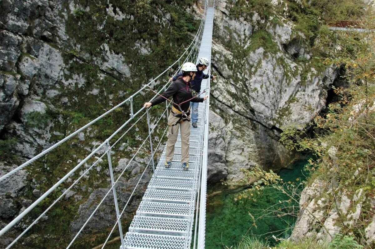 ponte tibetano al lago di barcis
