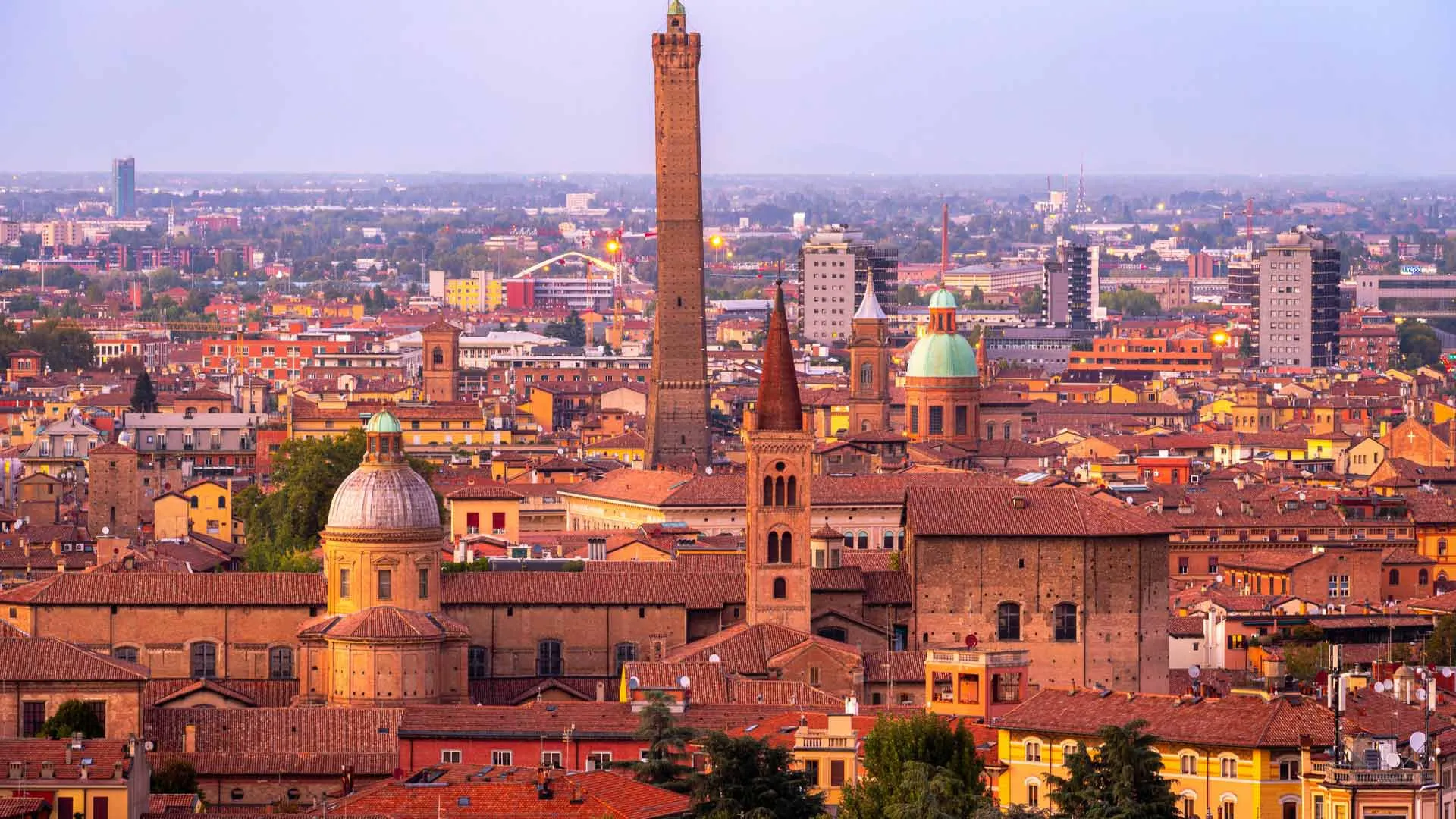 conoscere persone nuove bologna piazza monumenti torri