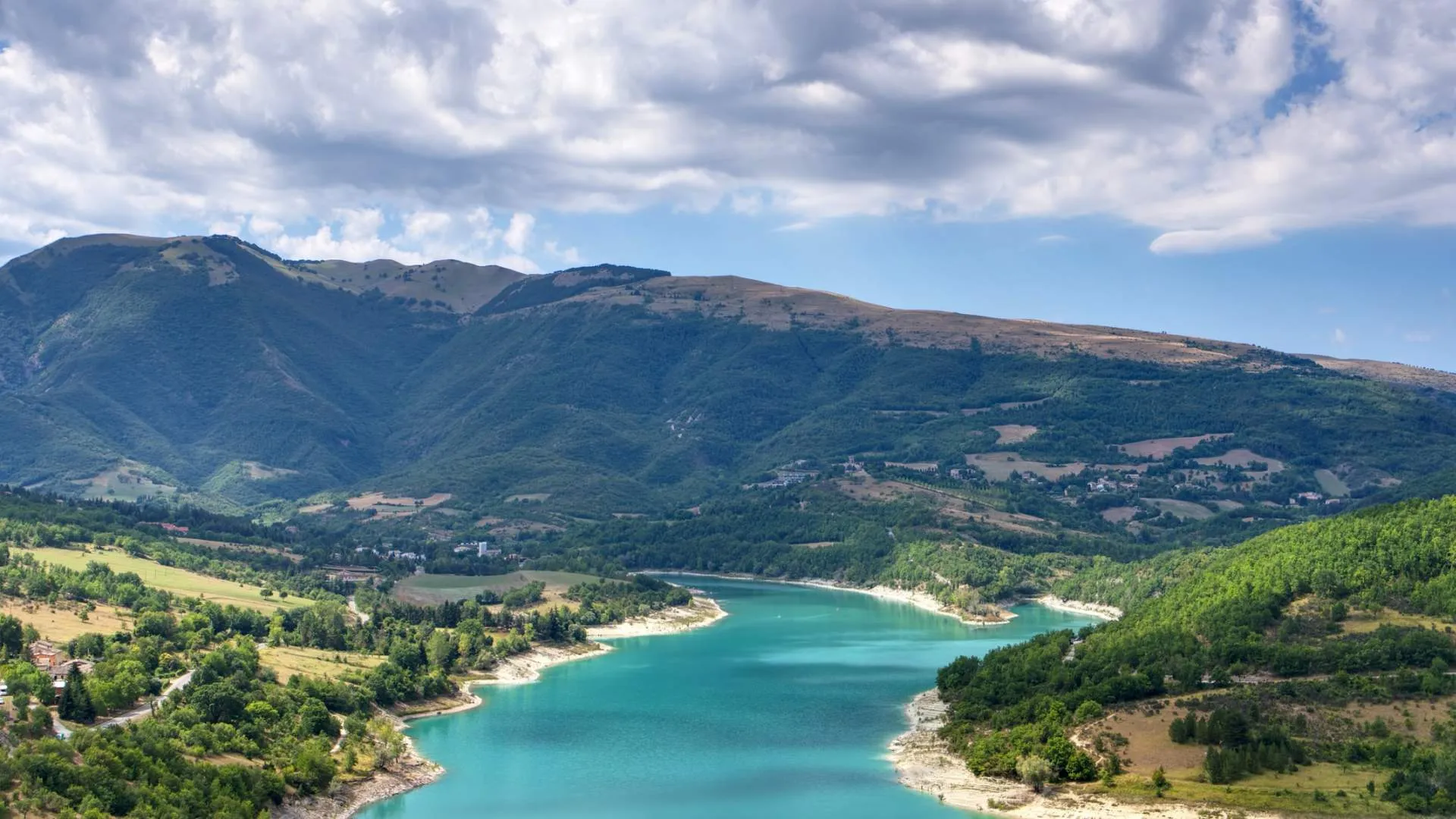 lago di fiastra marche monti sibillini panorama