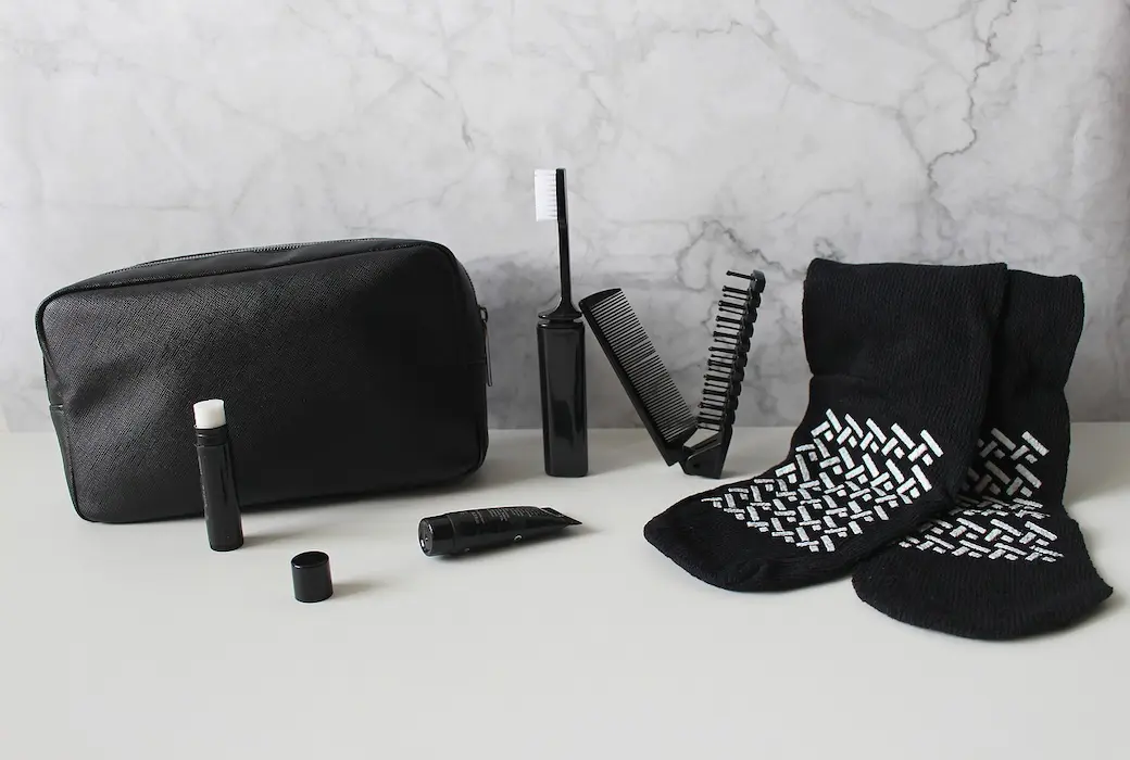 uno spazzolino portatile, un beauty case, e altri accessori da viaggio come cosmetici e pettinini