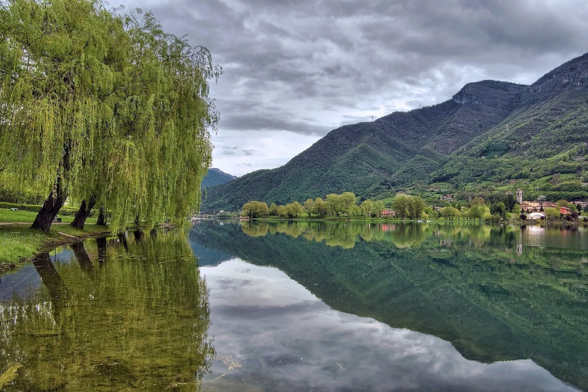 I paesaggi sul lago d'Endine sono tra i più belli in Lombardia