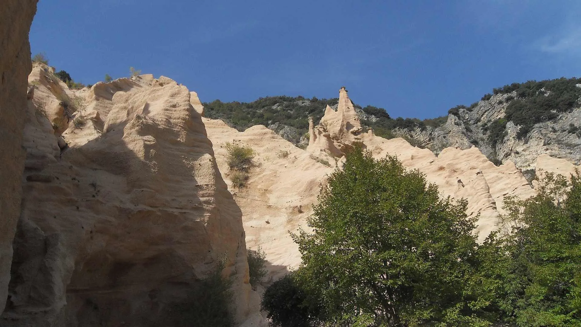 lame rosse lago di fiastra marche monti sibillini giorno