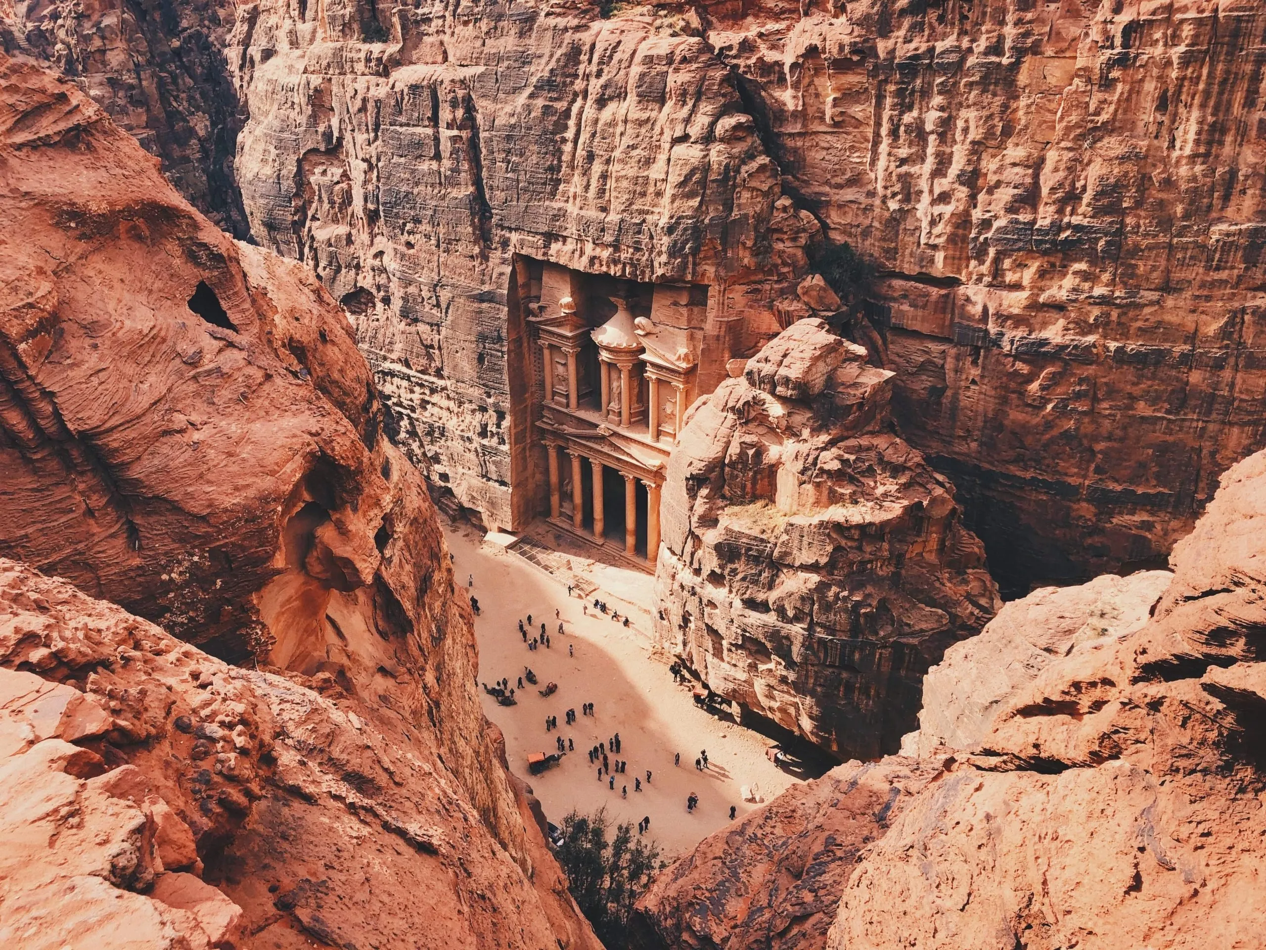 Un viaggio in Giordania, come ad esempio a Petra, può cambiare la vita e far incontrare nuovi amici