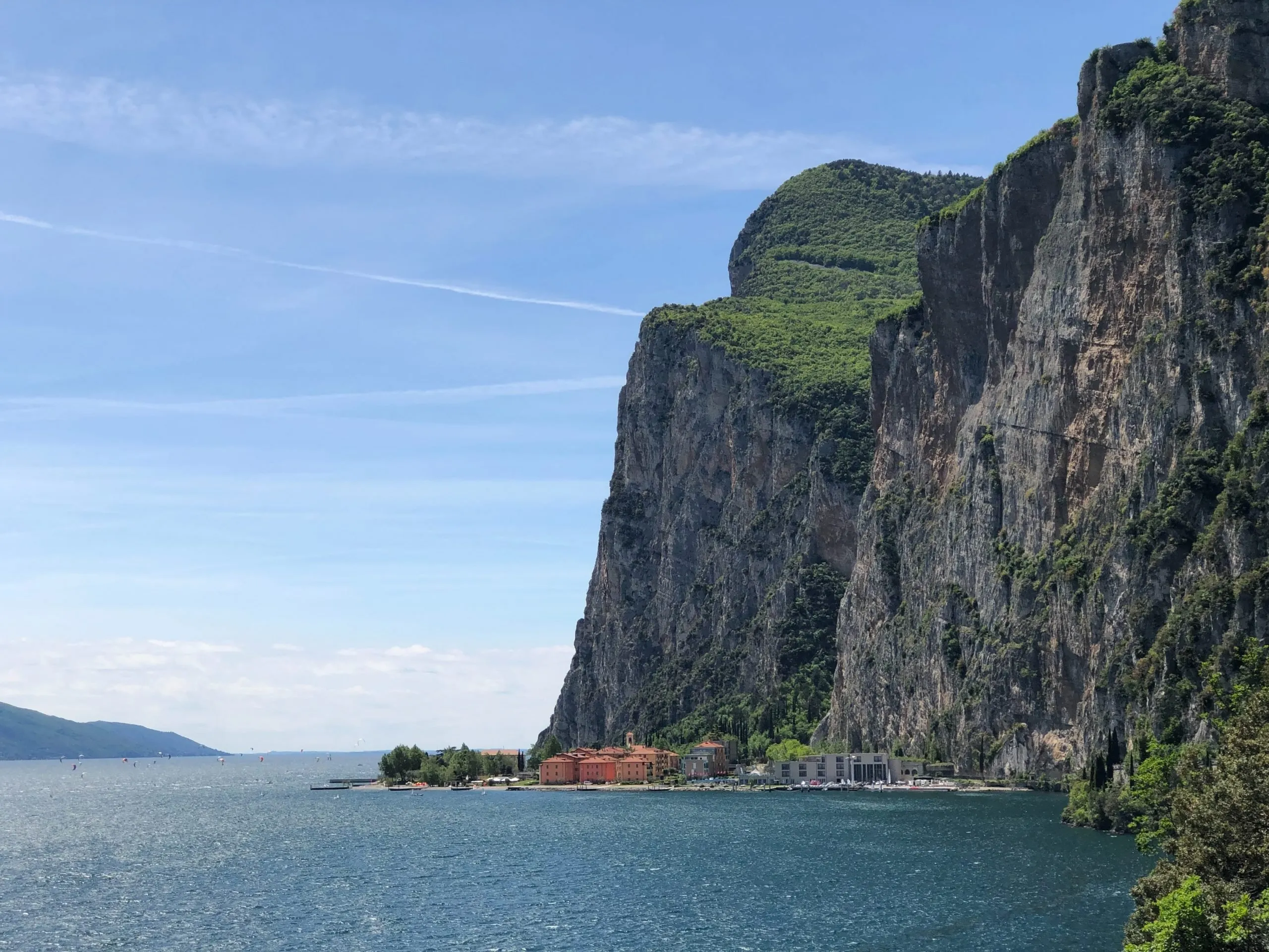 Sul lago di Garda in Lombardia ci sono diversi itinerari naturalistici di una certa importanza