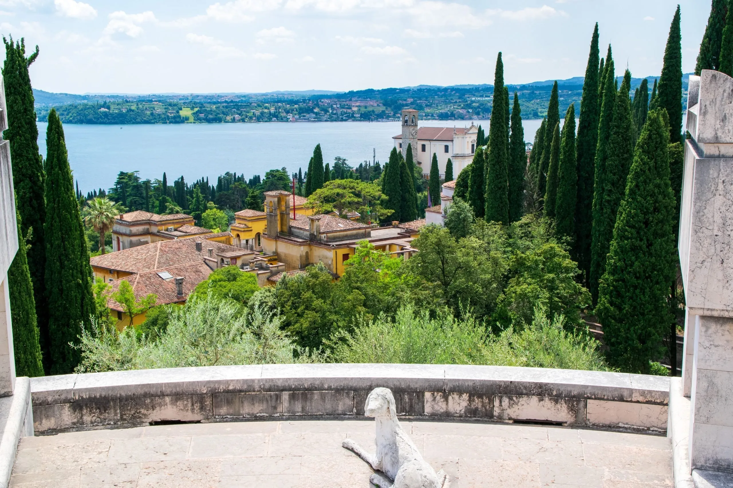 Vista dal Vittoriale degli italiani, residenza di Gabriele d'Annunzio sul lago di Garda in Lombardia