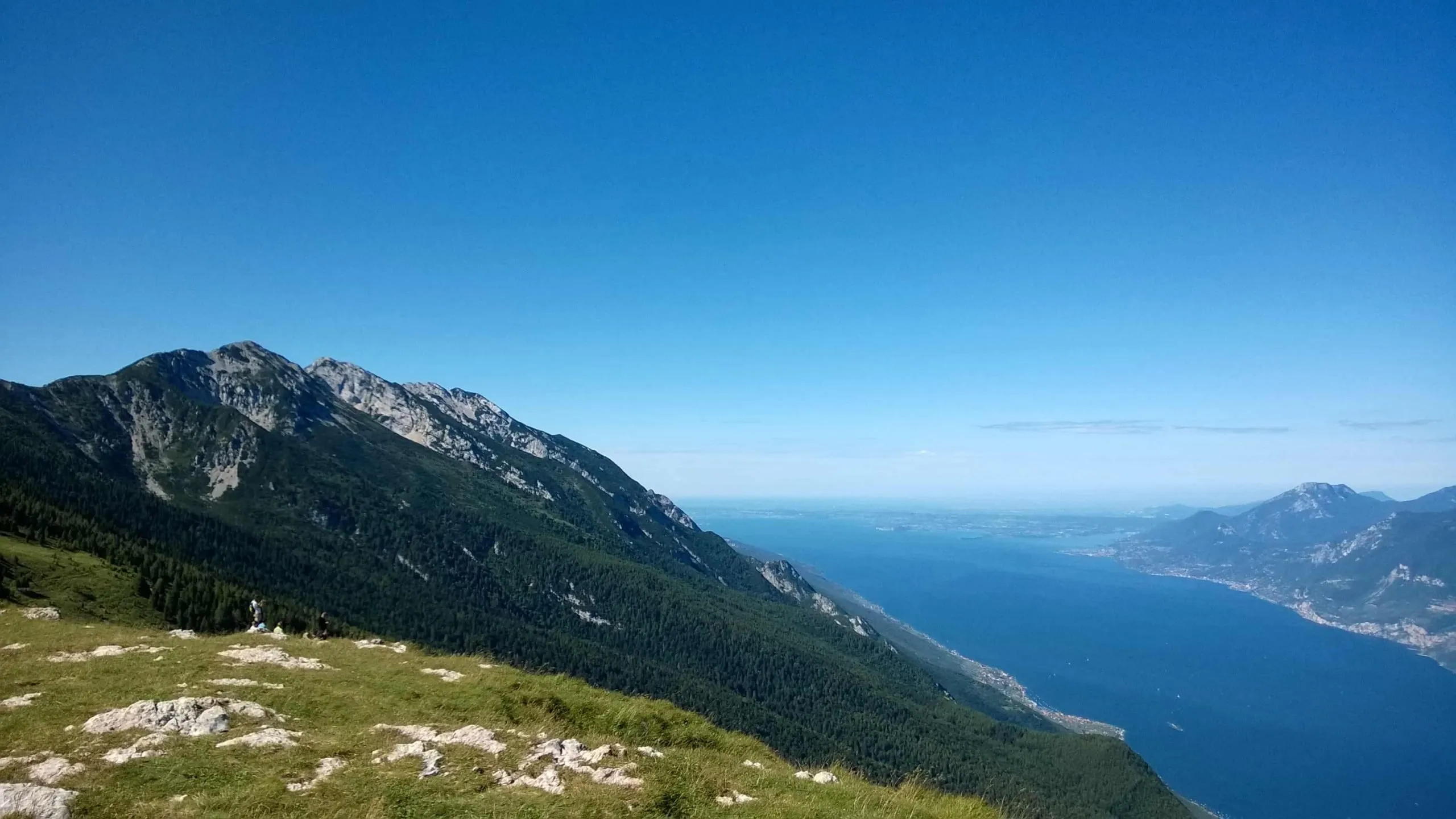 Migliaia di persone scelgono il Monte Baldo per percorrerne i sentieri in lungo e in largo