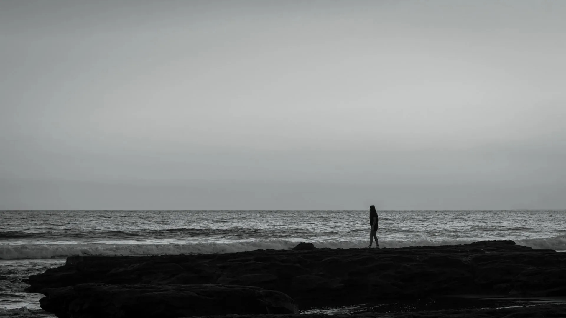persona sola sul mare