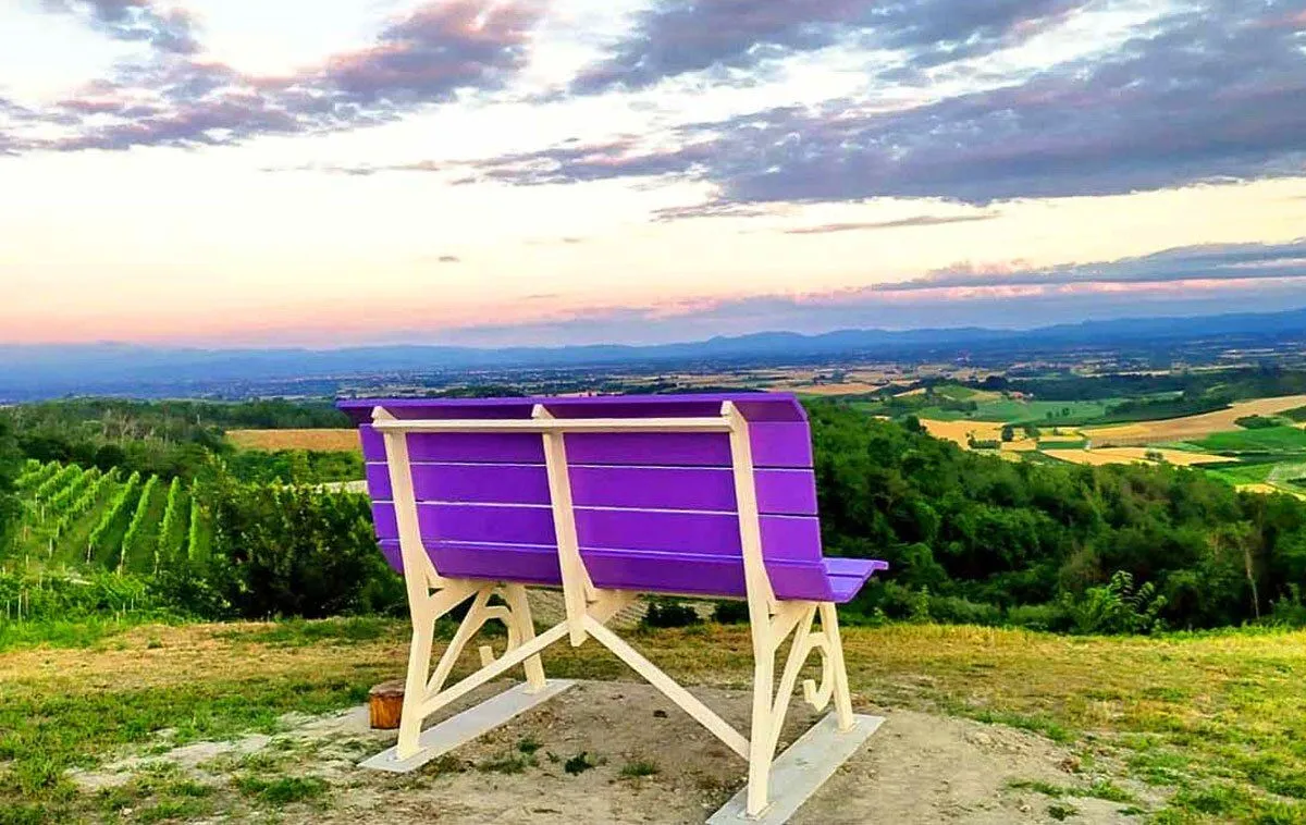 Le Big Bench, o Panchine Giganti, sono installazioni fatte per invitare i turisti a guardare il paesaggio locale
