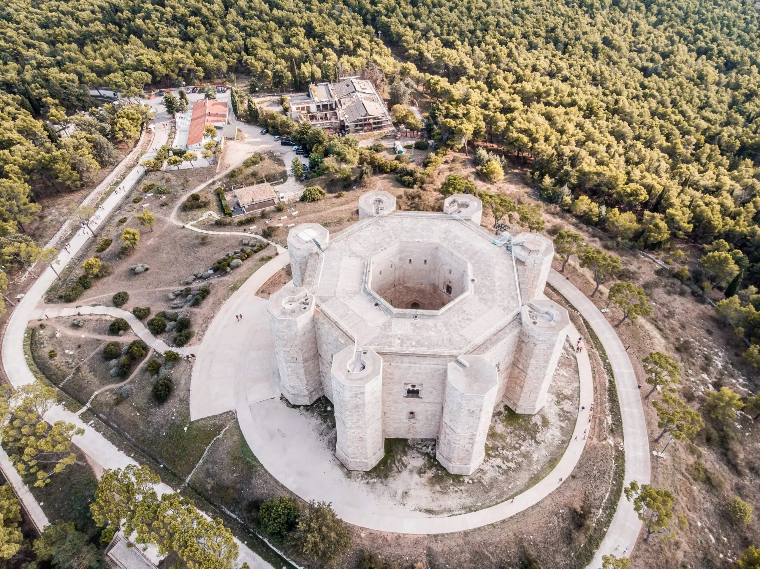 Tra i castelli più famosi d'Italia, castel del Monte secondo molti ha una geometria simbolica