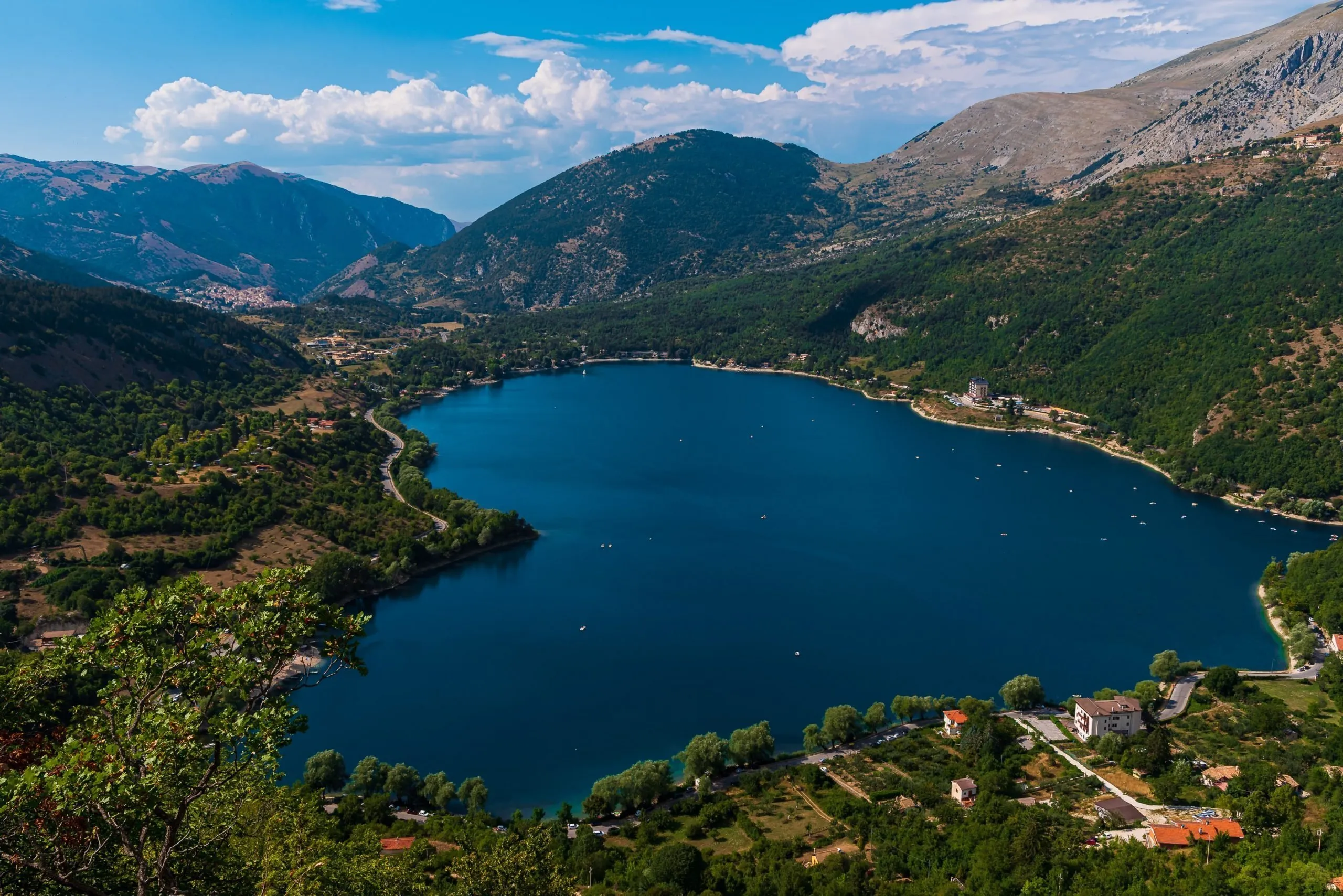 Vista dal sentiero del cuore sul lago di Scanno