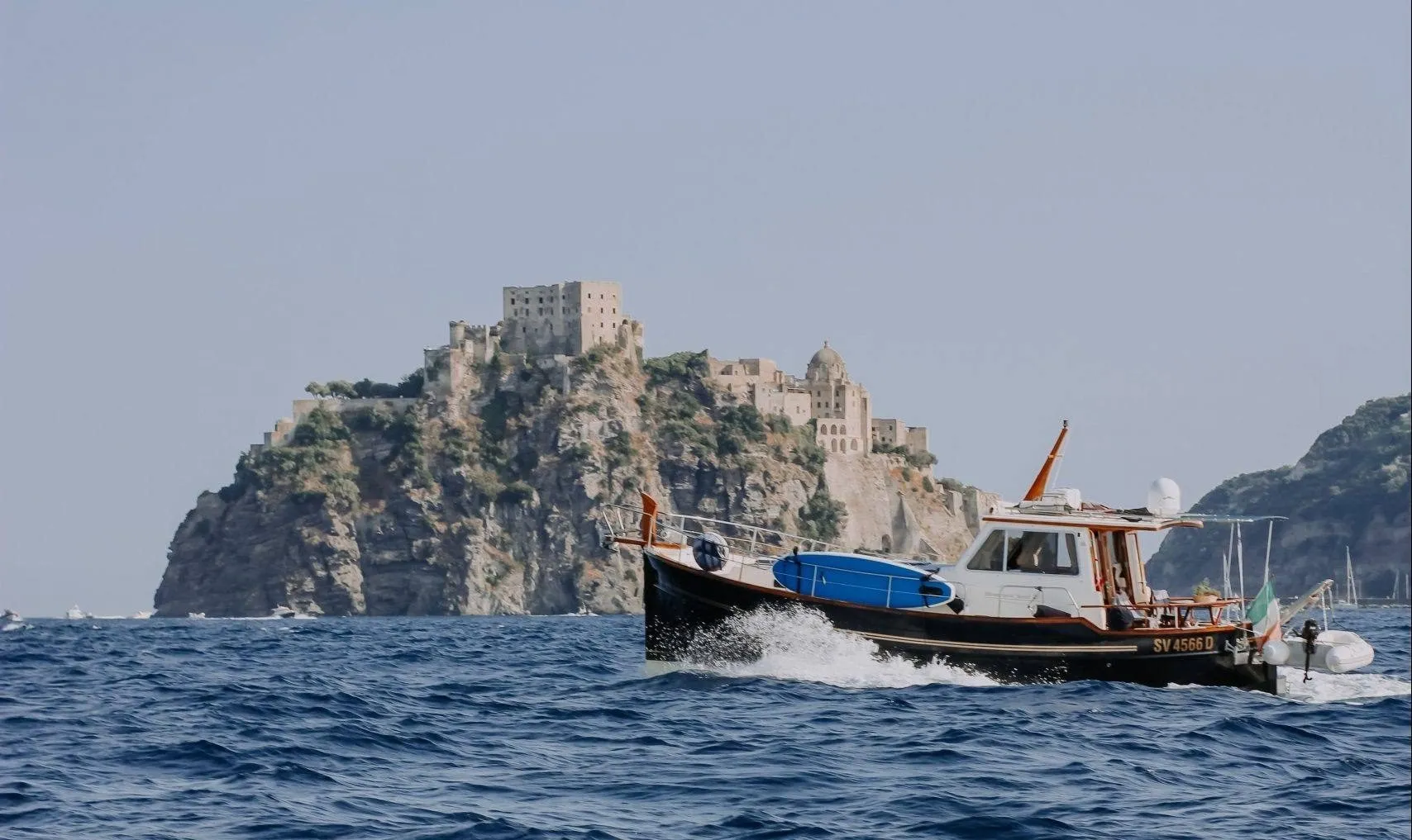 Ad Ischia il castello Aragonese domina il paesaggio marittimo