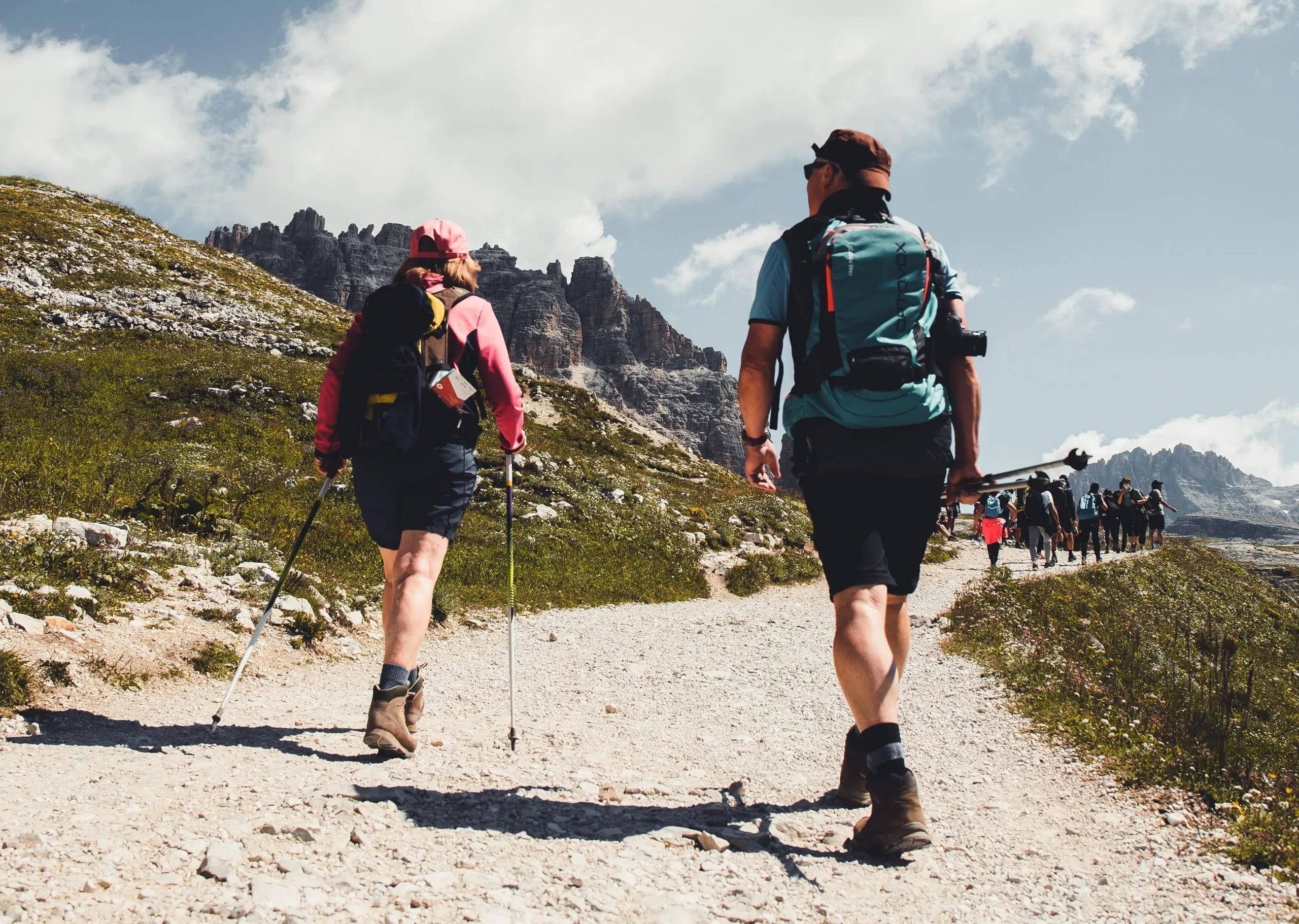 Fare camminate in montagna di gruppo ci può aiutare a riconnetterci con la realtà e stringere nuove amicizie
