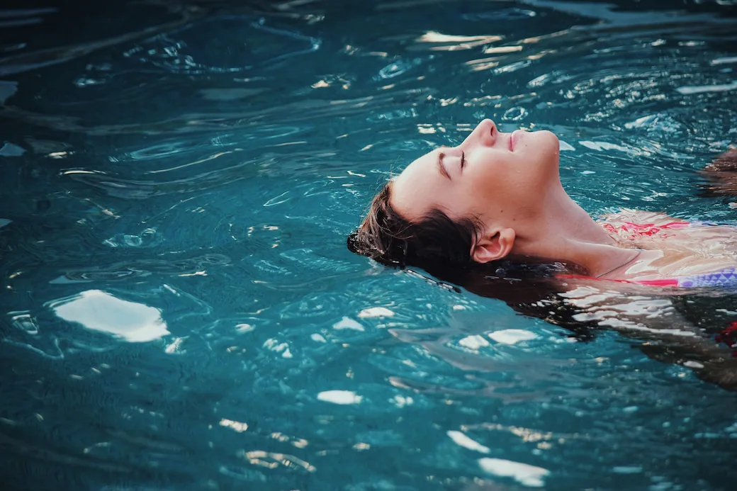 una donna si rilassa in una spa vicino alle terme di Bormio