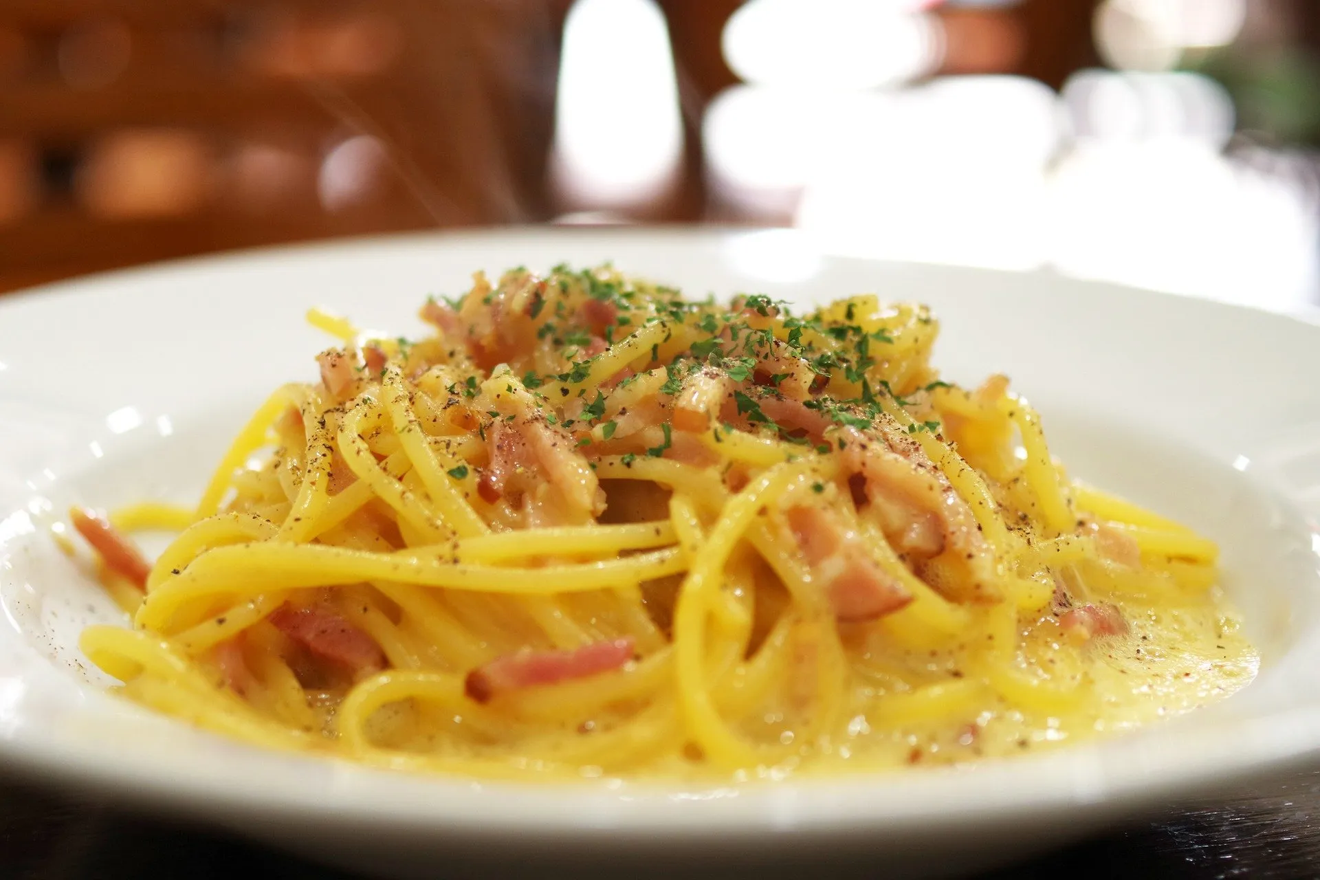 I tour enogastronomici includono assaggi di prodotti tipici e racconti di aneddoti curiosi