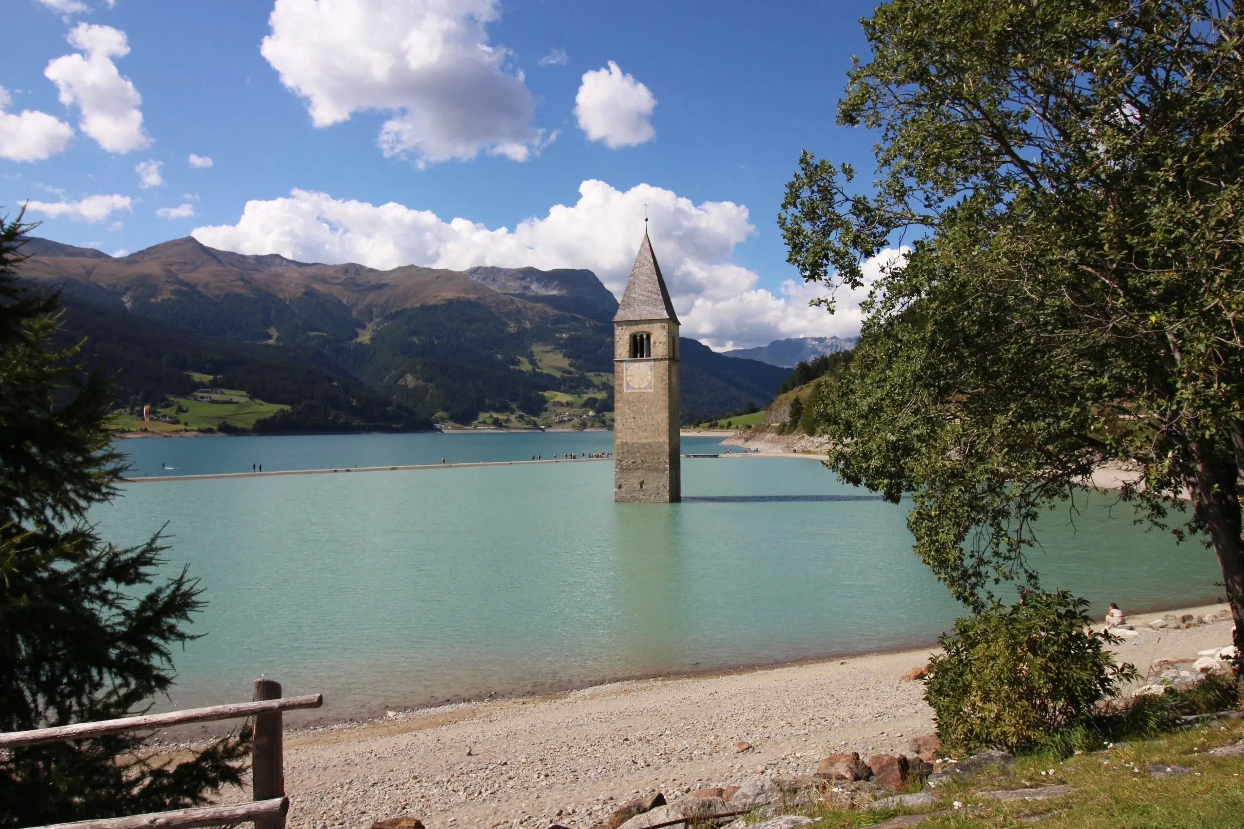 Il lago di Resia ha una storia molto particolare, dato che è un lago artificiale