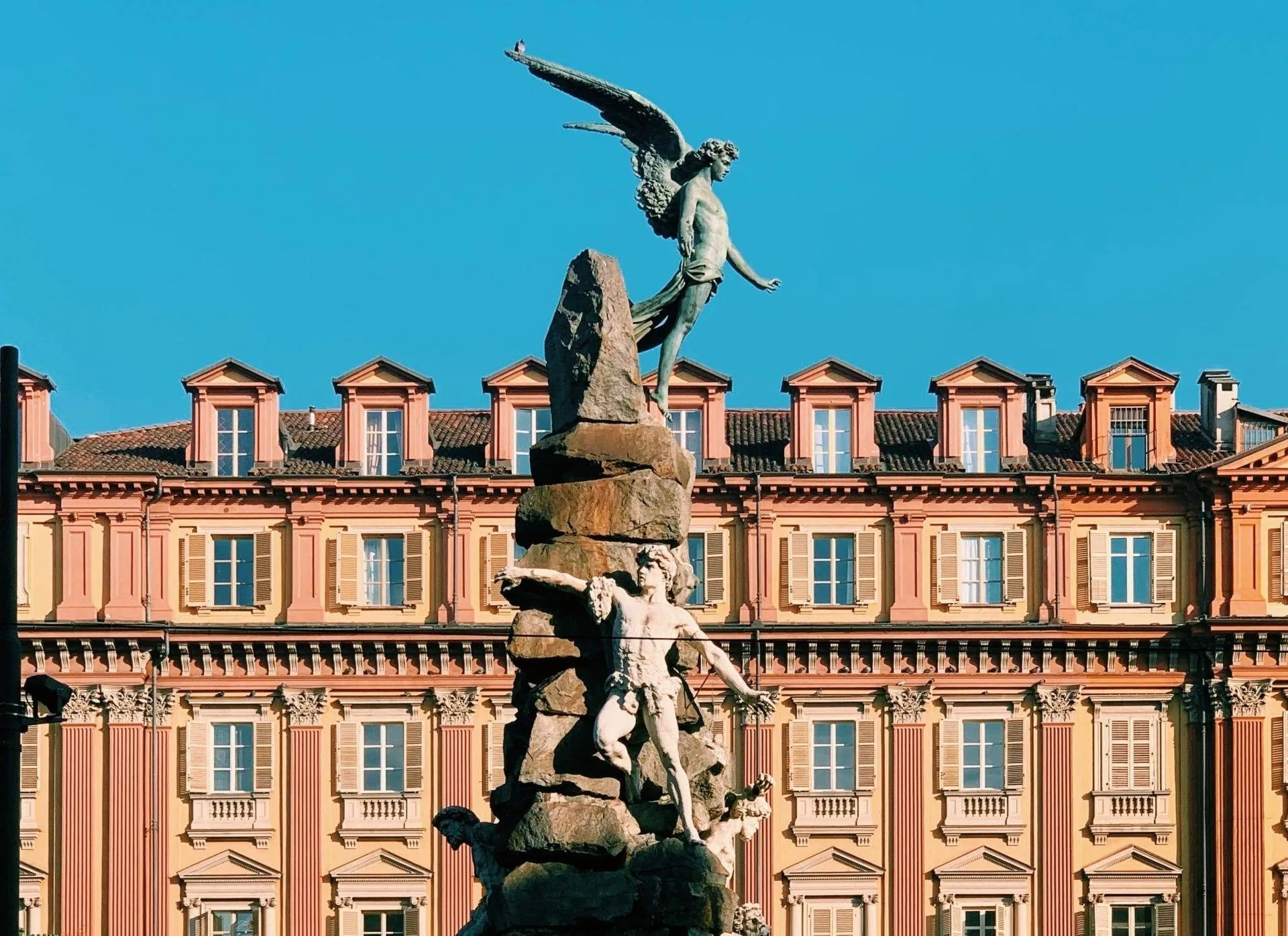 In piazza Statuto si dice ci sia uno dei simboli della magia nera di Torino!