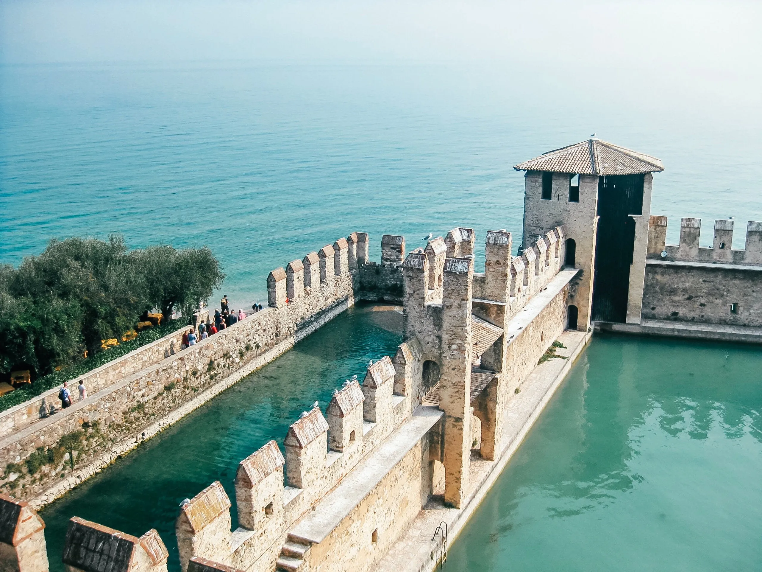 Un palazzo lacustre come quello di Sirmione non può che essere considerato uno dei castelli più belli italiani