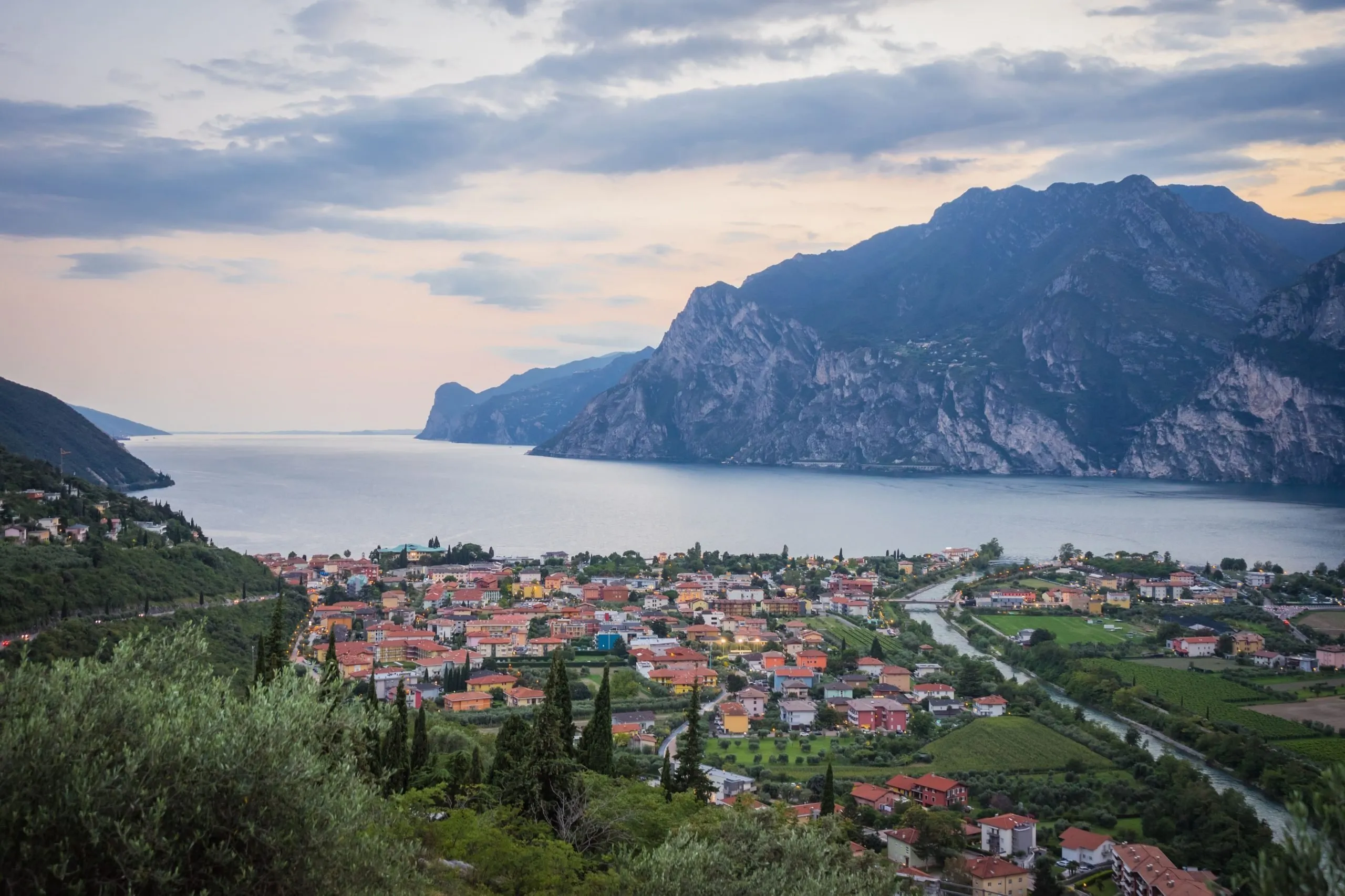 Il lago di Garda contribuisce alla peculiare mitezza del clima di Arco di Trento