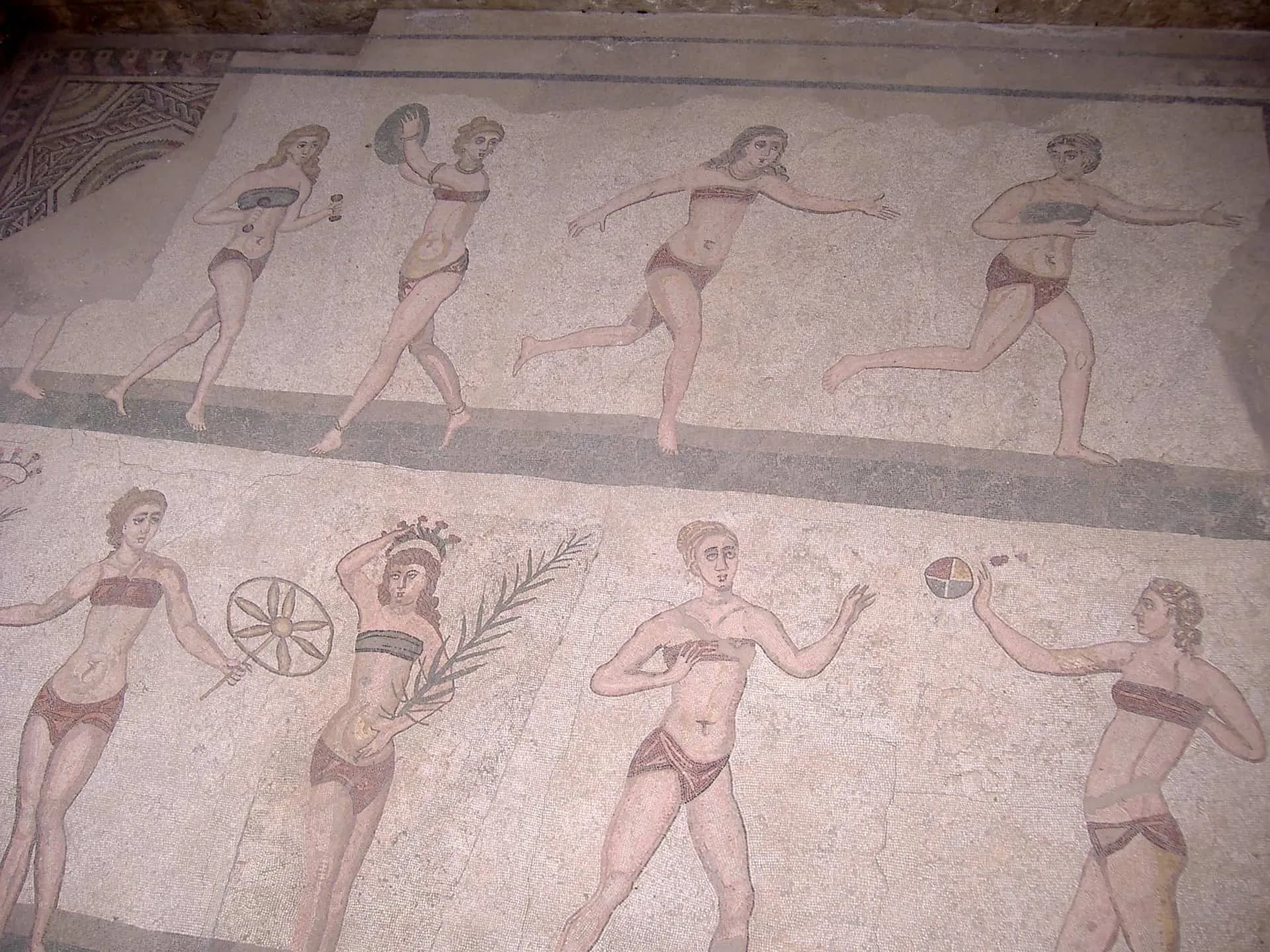 Itinerario in Sicilia: le donne in bikini