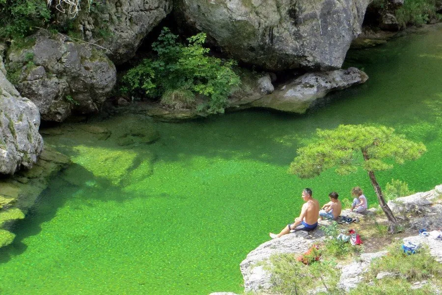 Le Pozze Smeraldine: un tuffo tra le cascate naturali più belle d’Italia