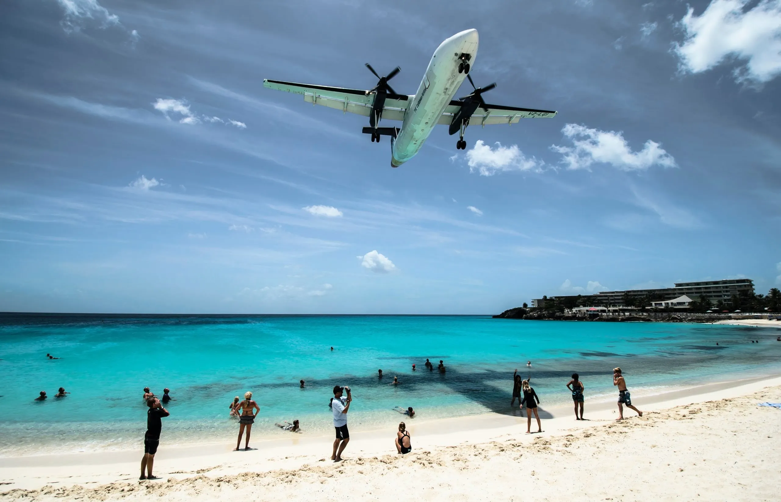 Sorvolando il paradiso: Maho Beach, la spiaggia caraibica sfiorata dagli aerei in arrivo e partenza