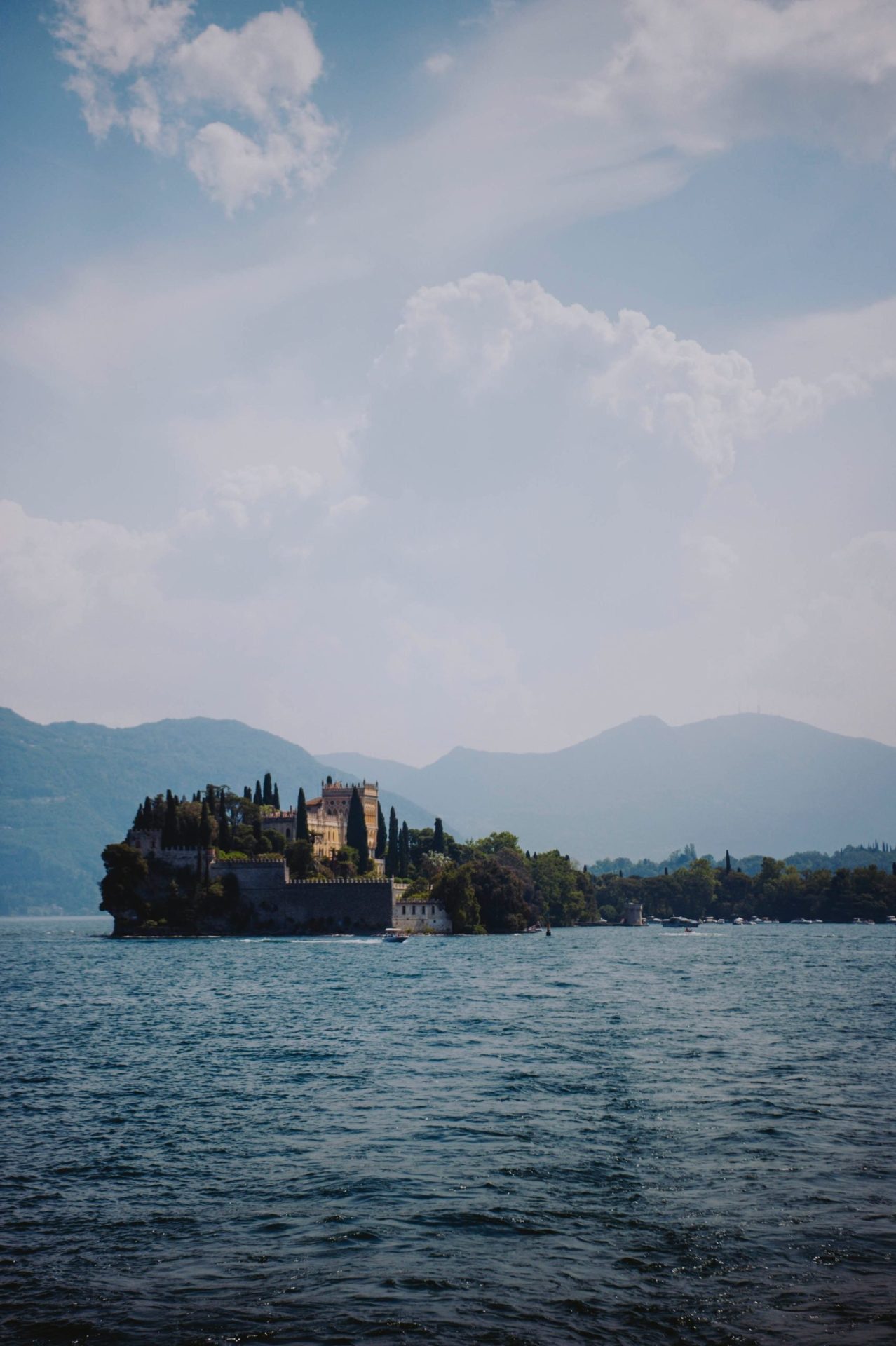 Scopri l’incanto dell’Isola del Garda: un paradiso nascosto tra natura e storia