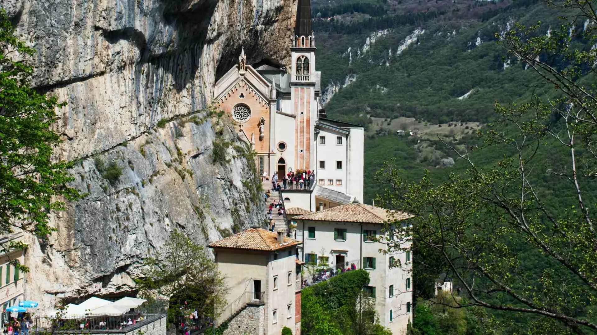santuario della madonna della corona accesso brentino belluno val d'adige roccia s maria luogo