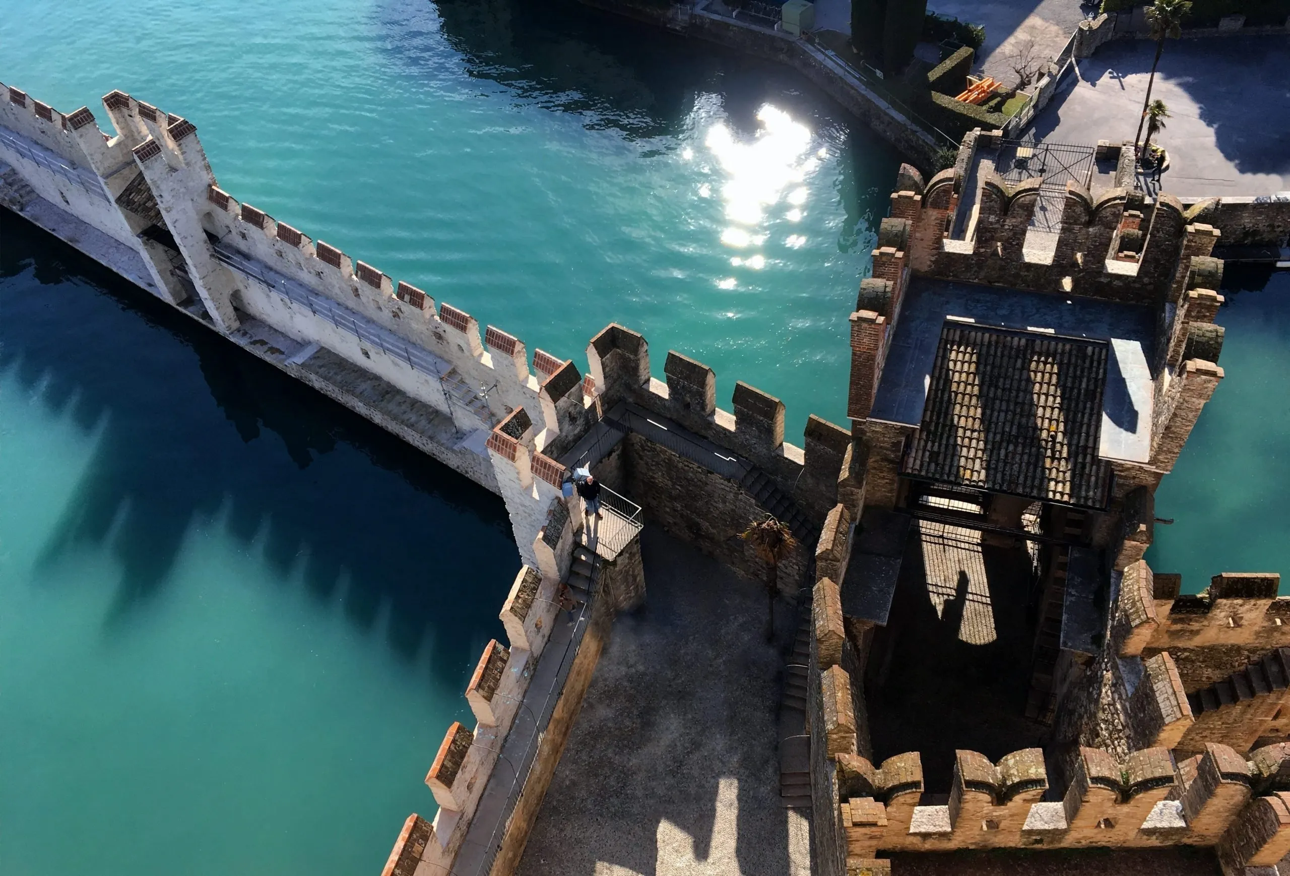 Sirmione sul Garda è famosa per il suo castello scaligero