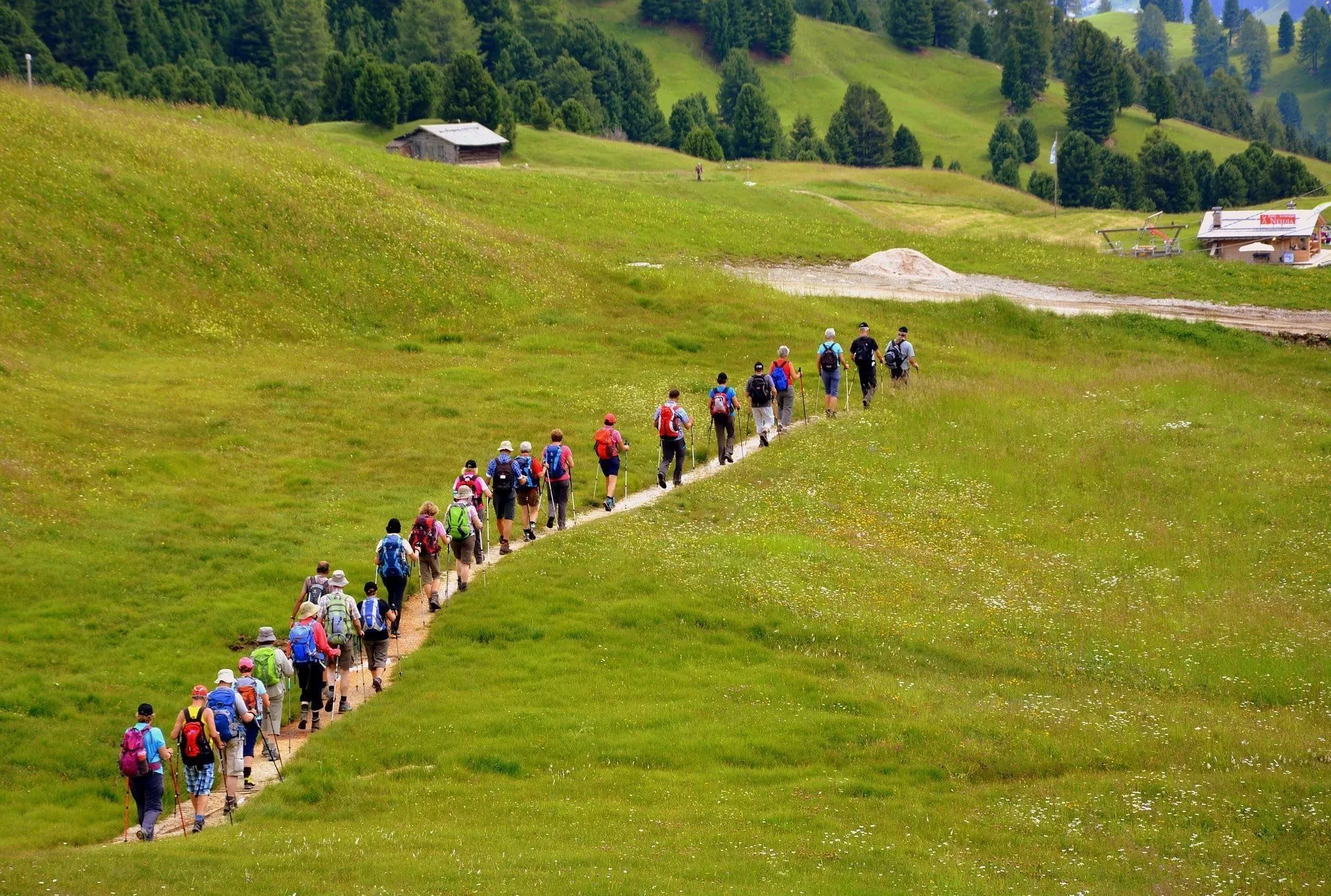 Camminare in gruppo: consigli e mete per l’estate