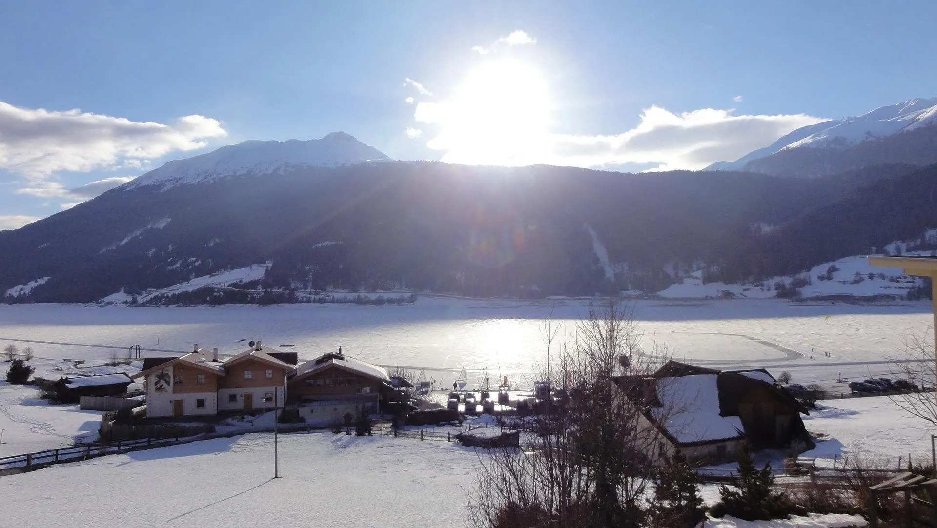 Qualunque sia la stagione, fare una gita organizzata al lago di Resia potrebbe essere la scelta migliore per te