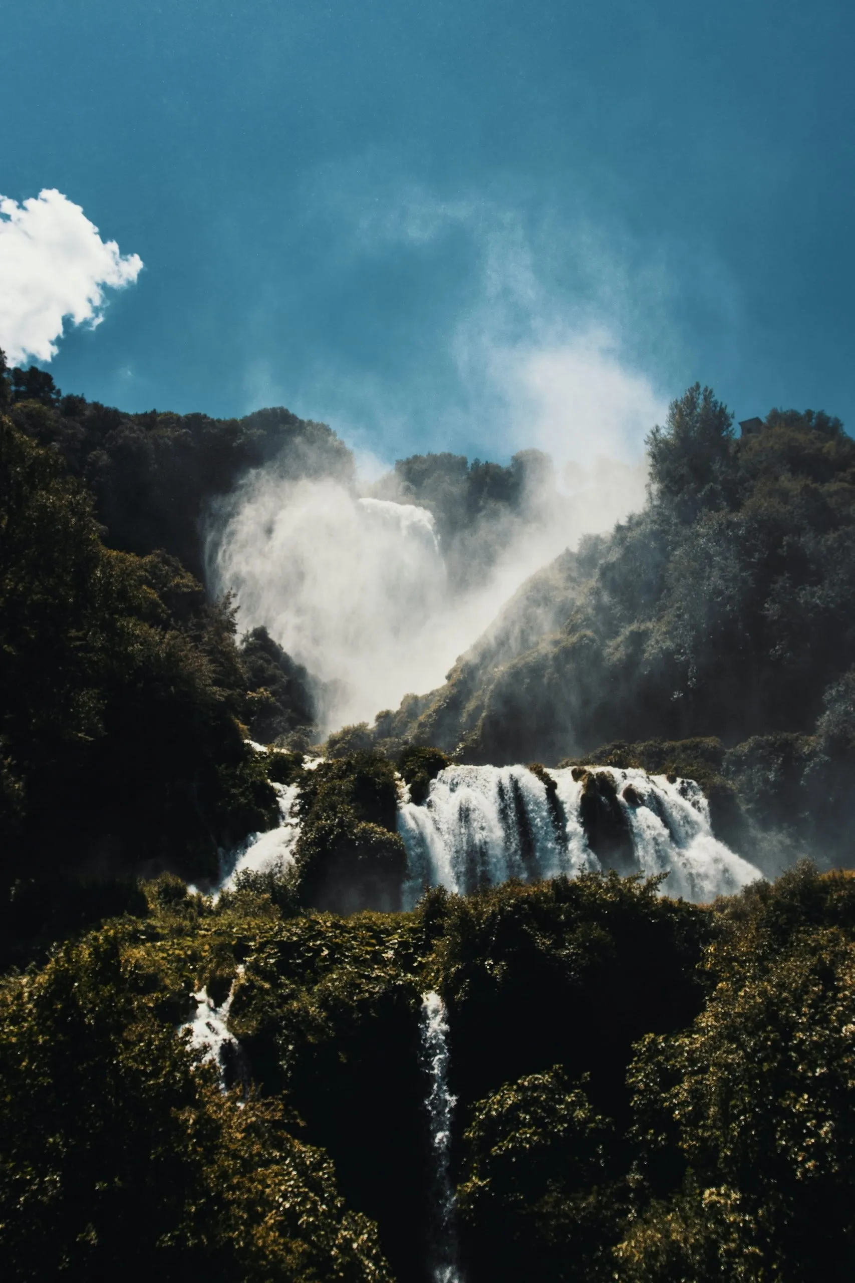Lo spettacolo della cascata delle Marmore, la più famosa in Italia