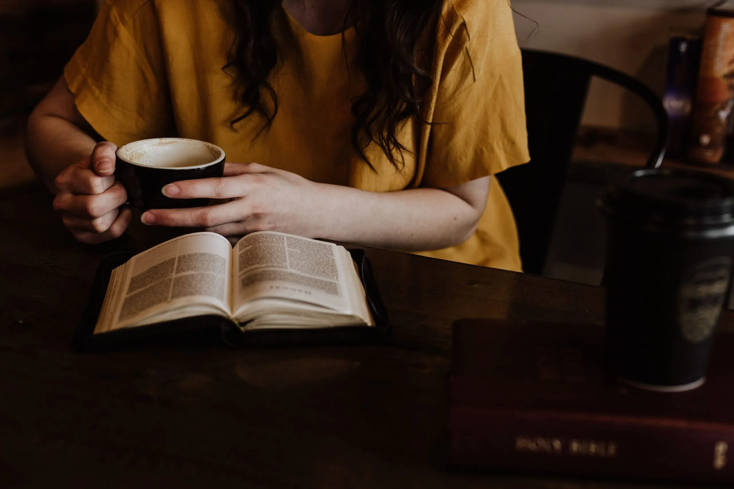 Leggere un libro può aiutarci sia a svagarci che a prenderci cura della nostra mente