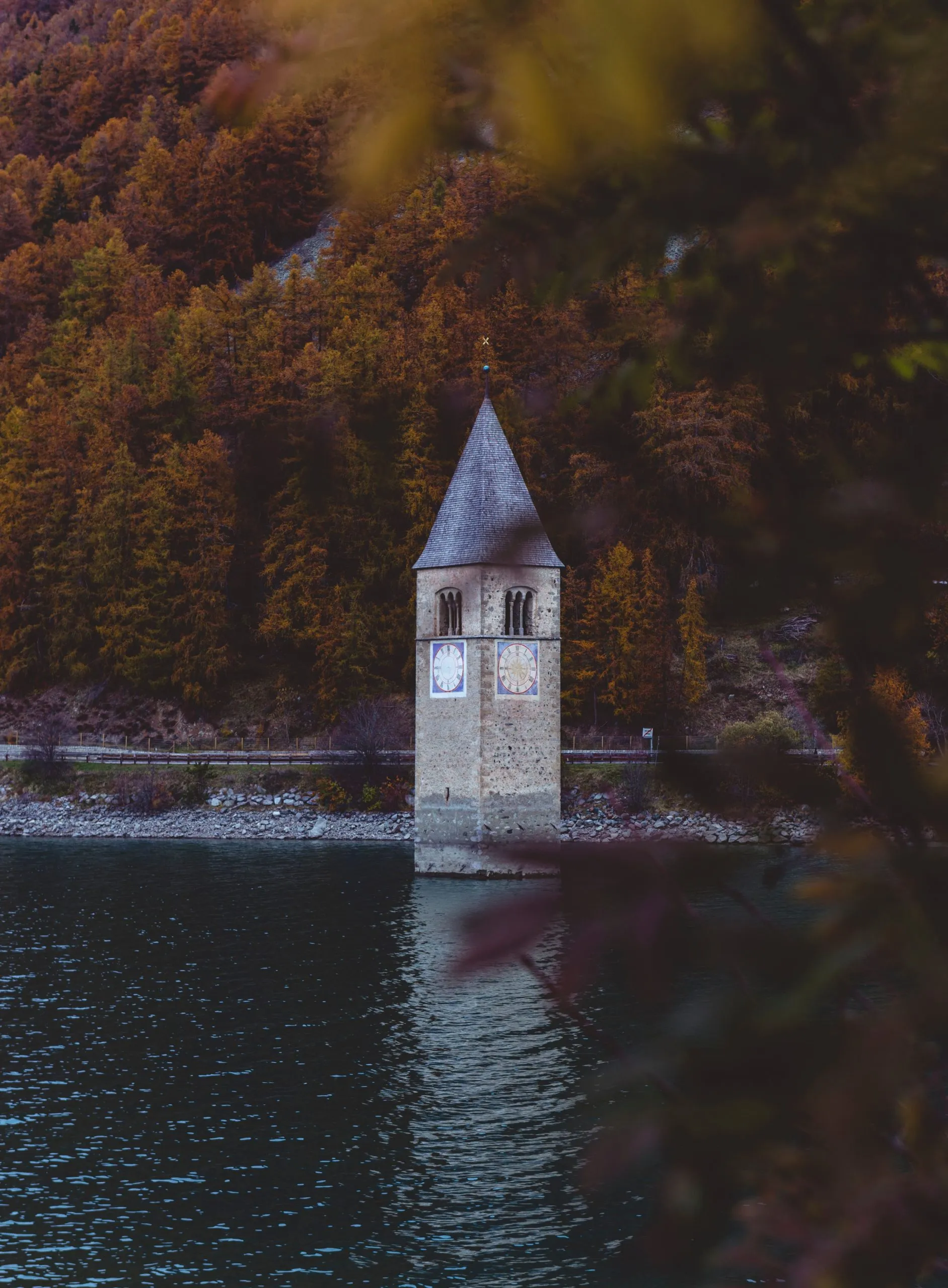 Come in ogni storia triste, anche dietro a quella del campanile di Curon c'è una serie di leggende