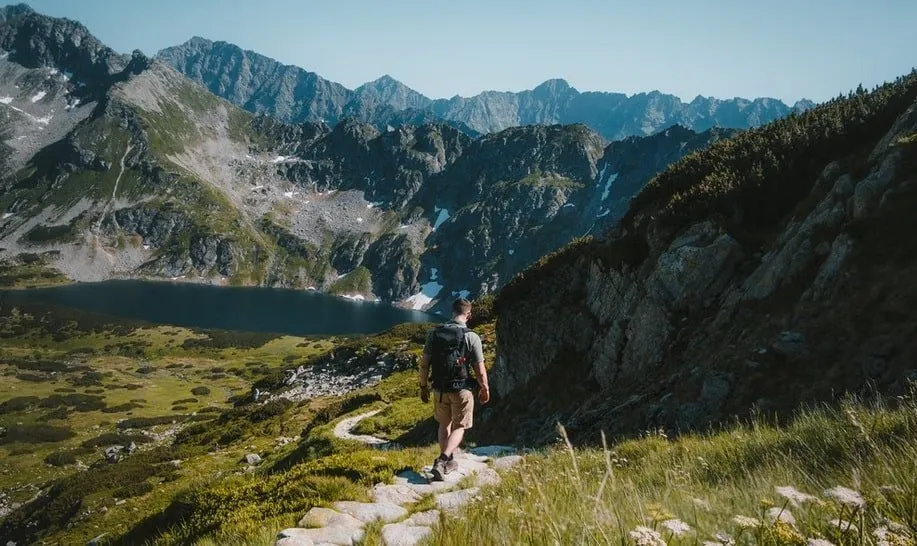 I panorami spettacolari rendono le camminate in montagna un'esperienza ricca di bellezza