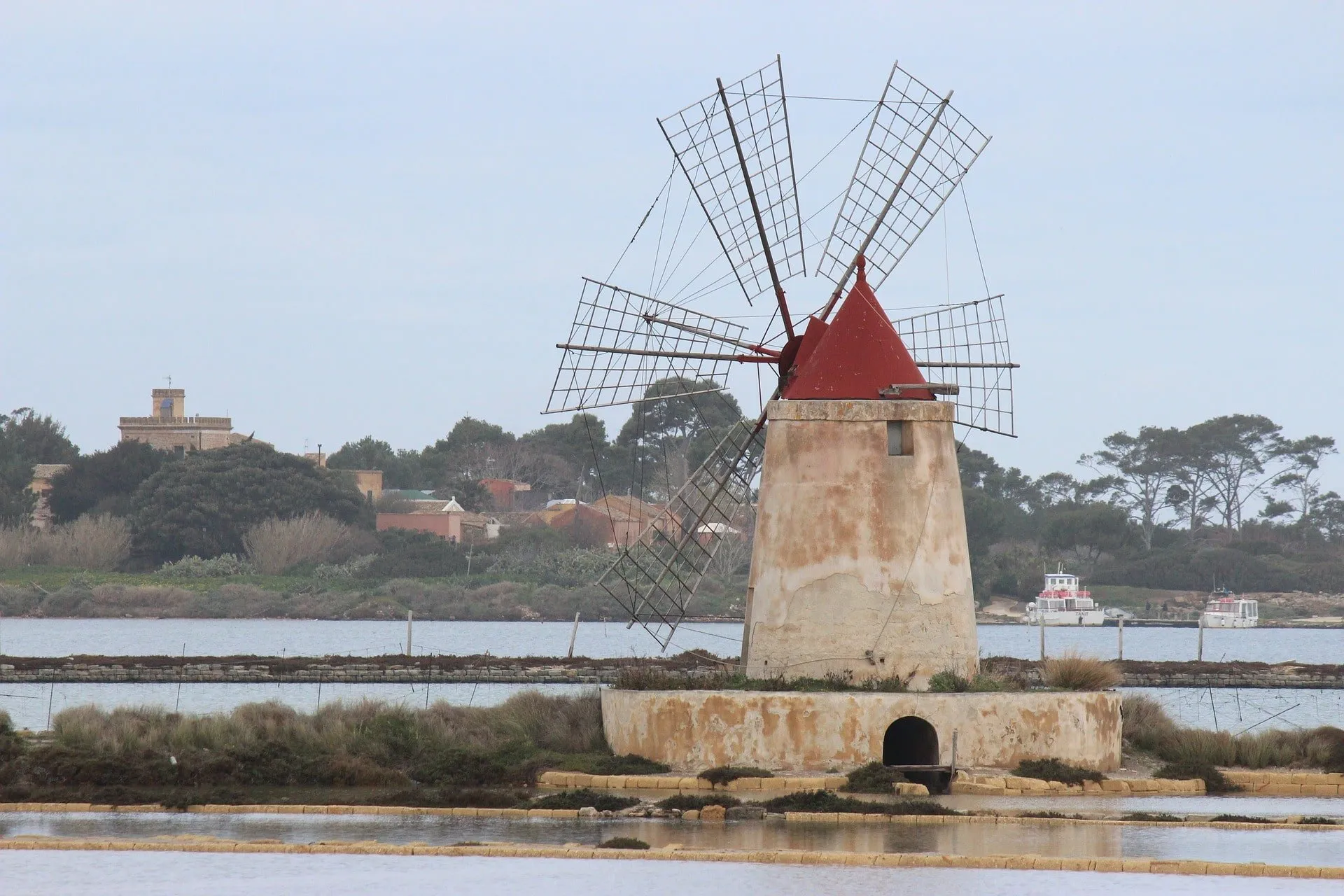 Scegliere di fare qualcosa di diverso per un fine settimana al mare è semplice quando esiste Trapani, che vi incanterà con le sue saline