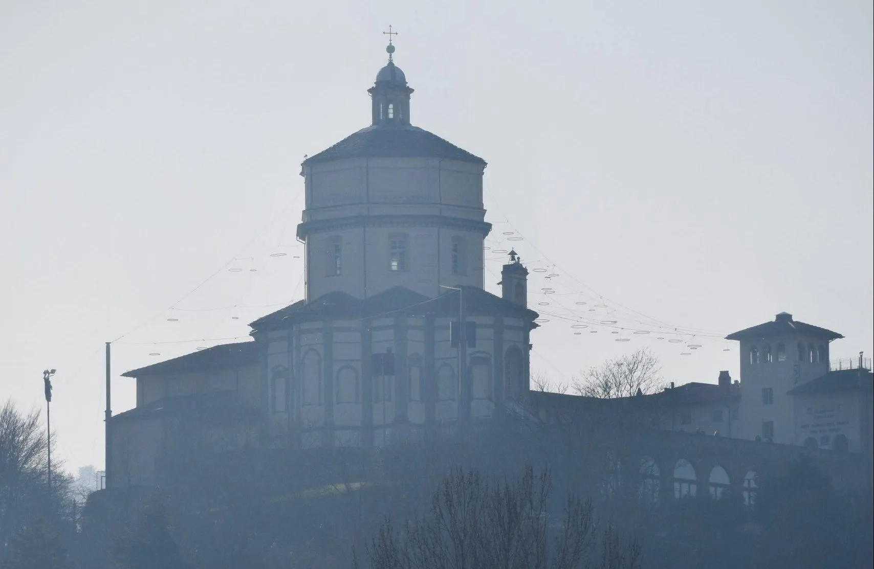 Il monte dei Cappuccini in un giorno di nebbia