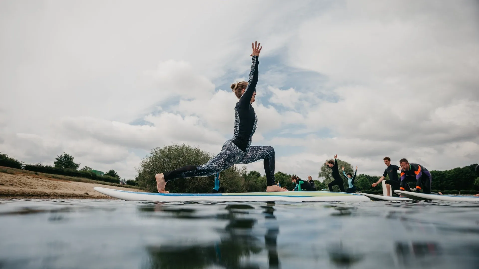yoga donna sup acqua allenamento