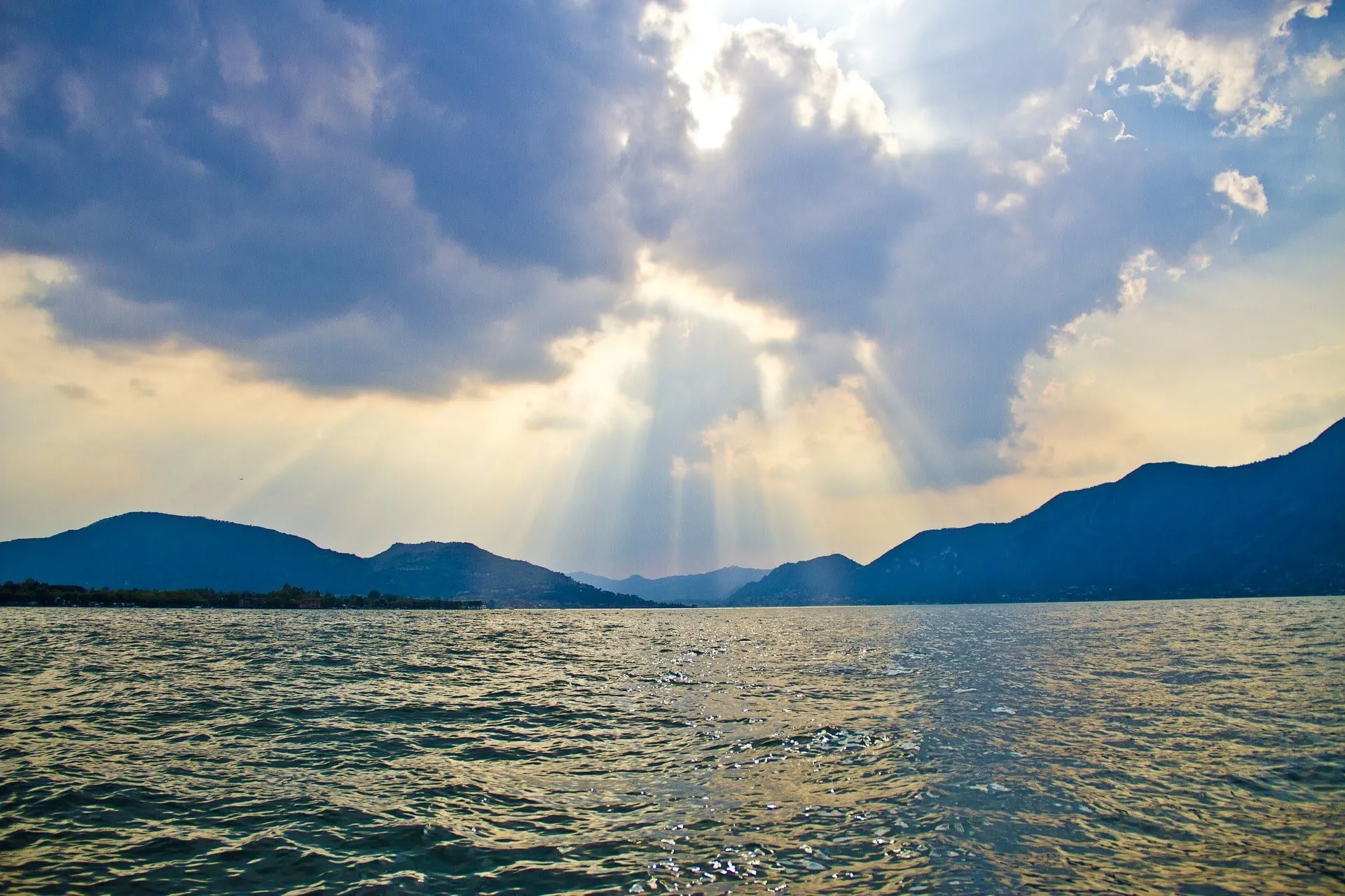 Dall'Antica Strada Valeriana si può vedere anche il lago d'Iseo