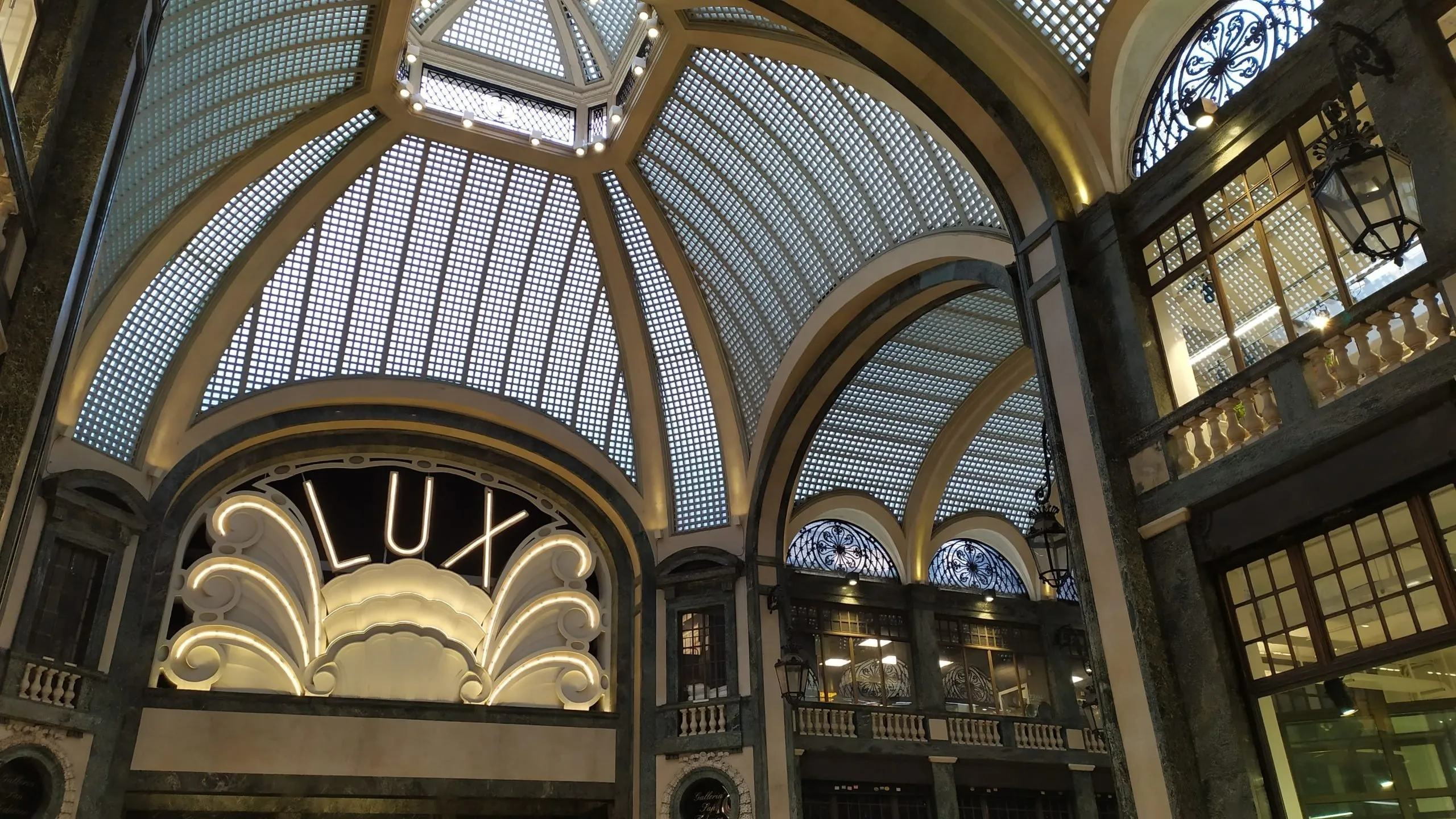 Vista sulle volte della Galleria San Federico, tra le 10 cose da vedere a Torino