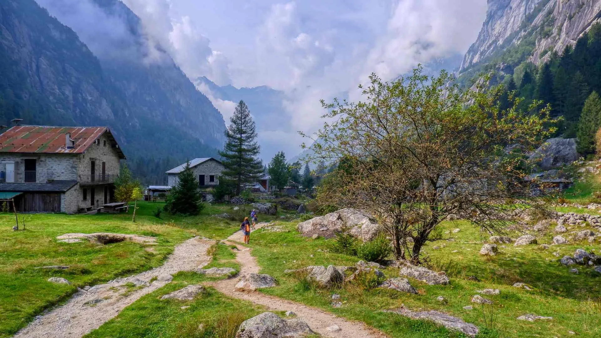 montagna alberi case nuvole trekking passeggiata