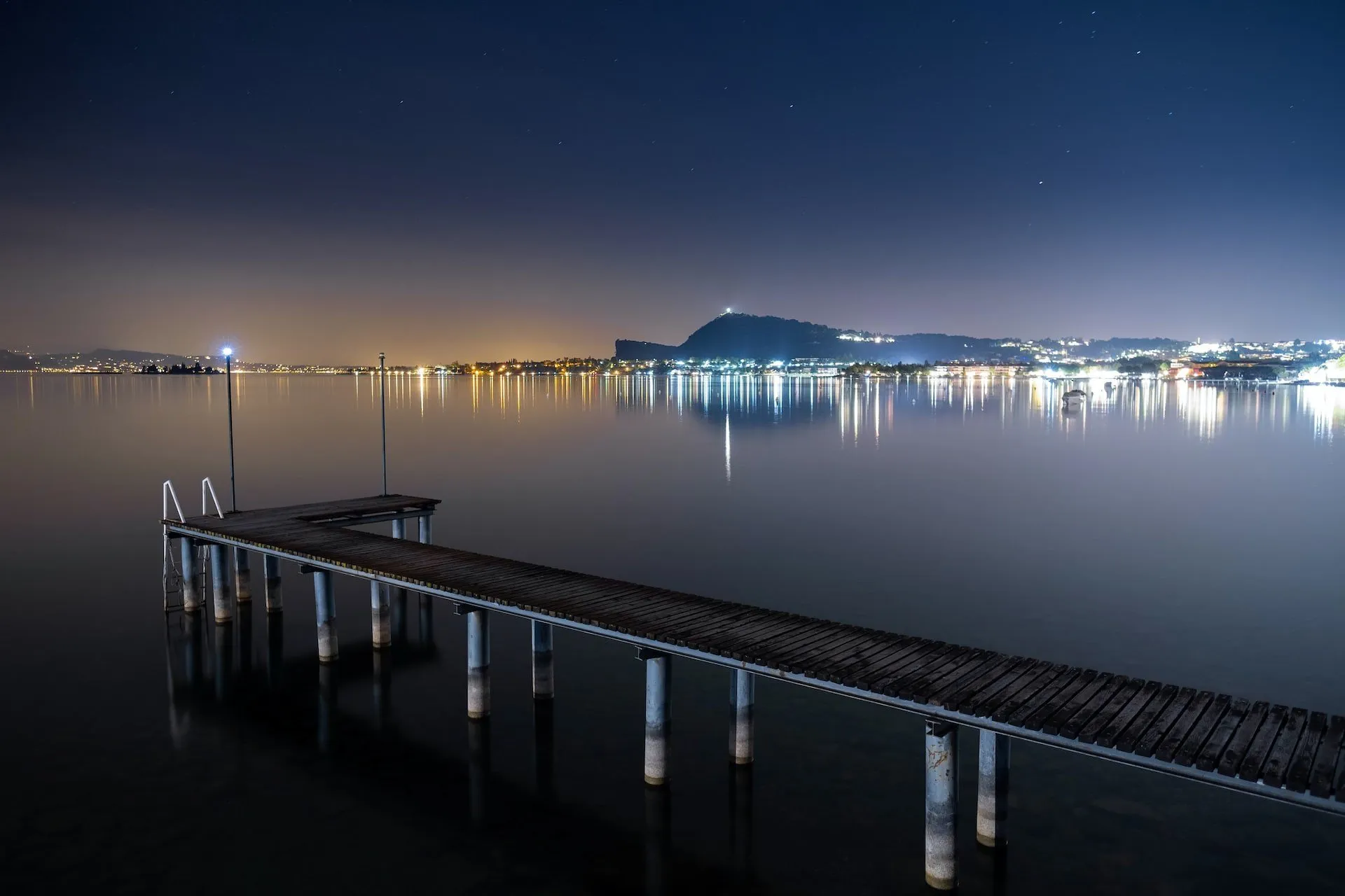 pontile di legno sul lago di garda