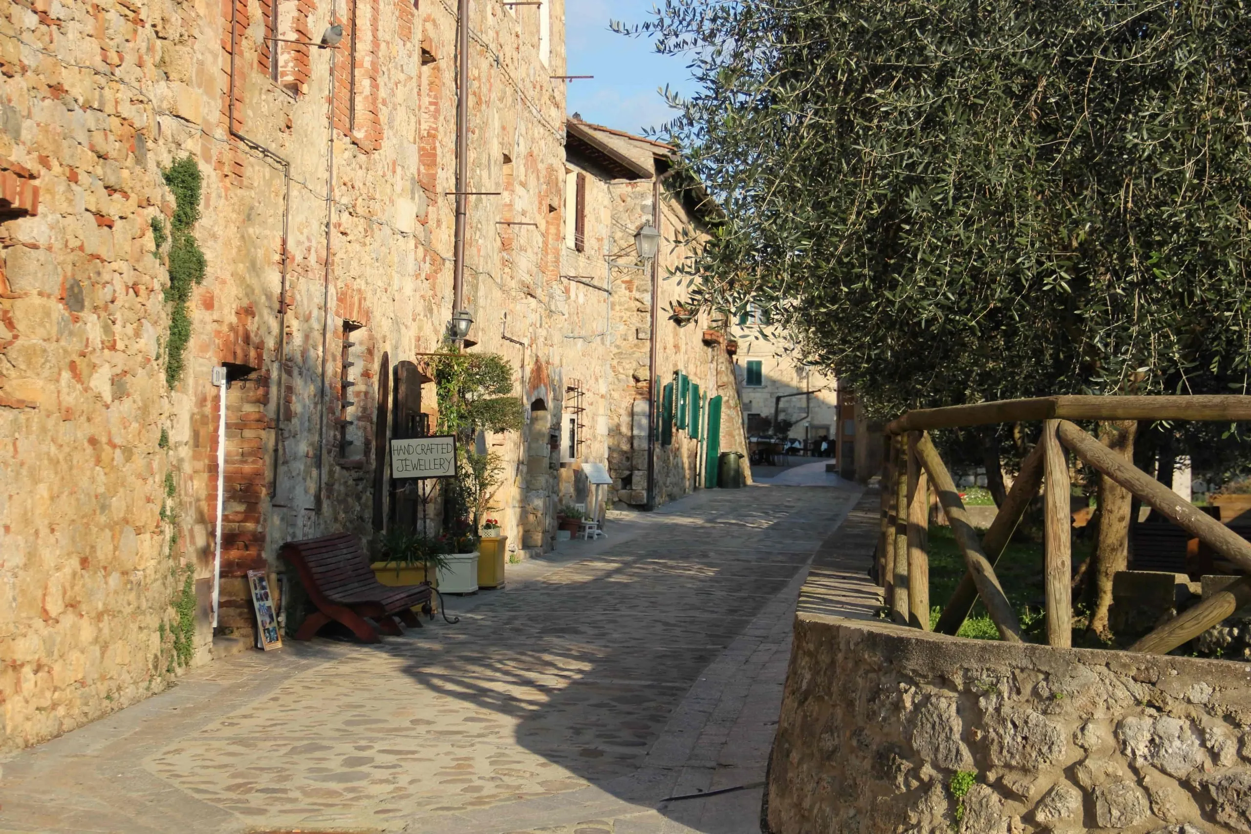 Monteriggioni, borgo lungo la via Francigena
