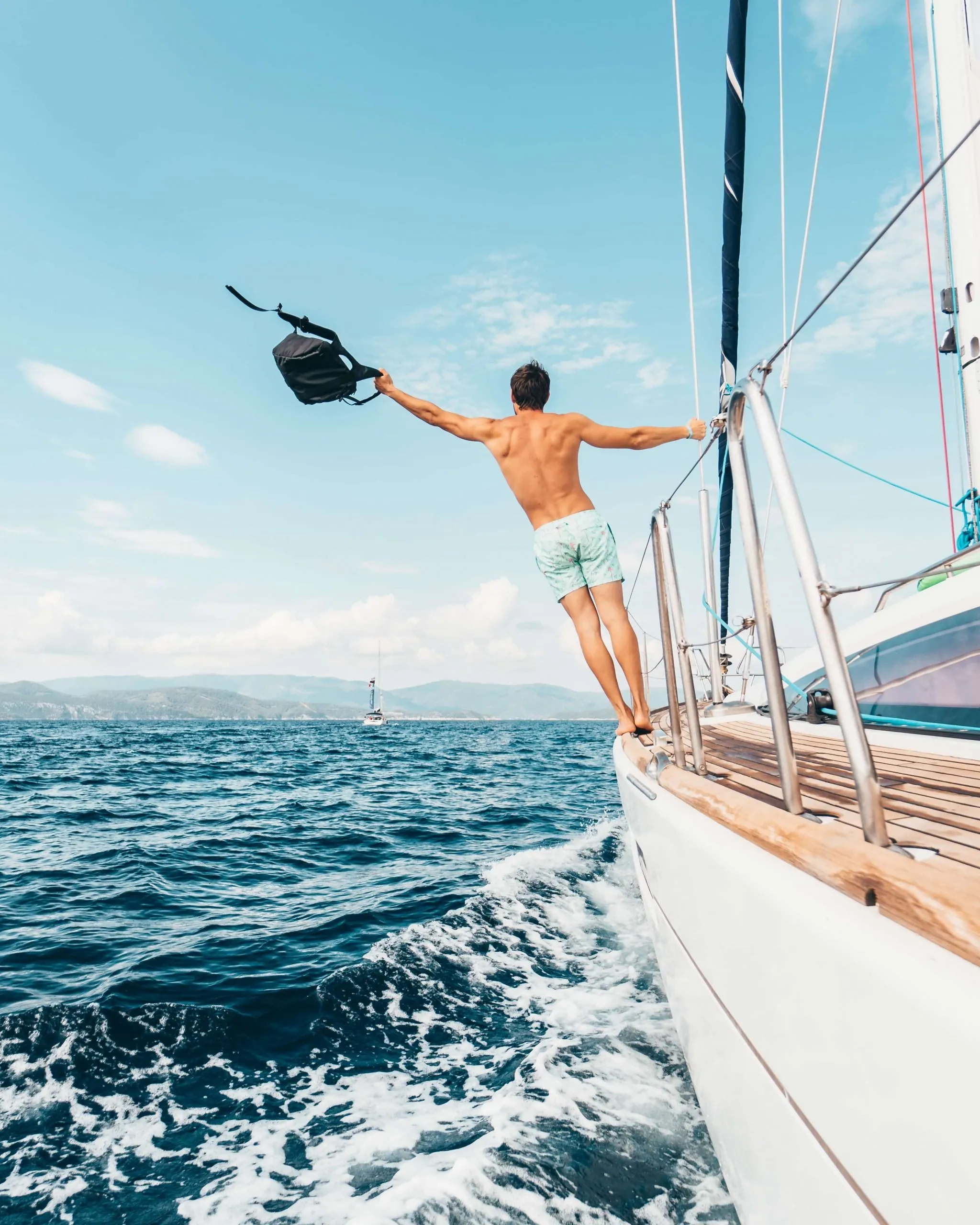 Tra le cose da portare in barca a vela c'è anche una serie di costumi