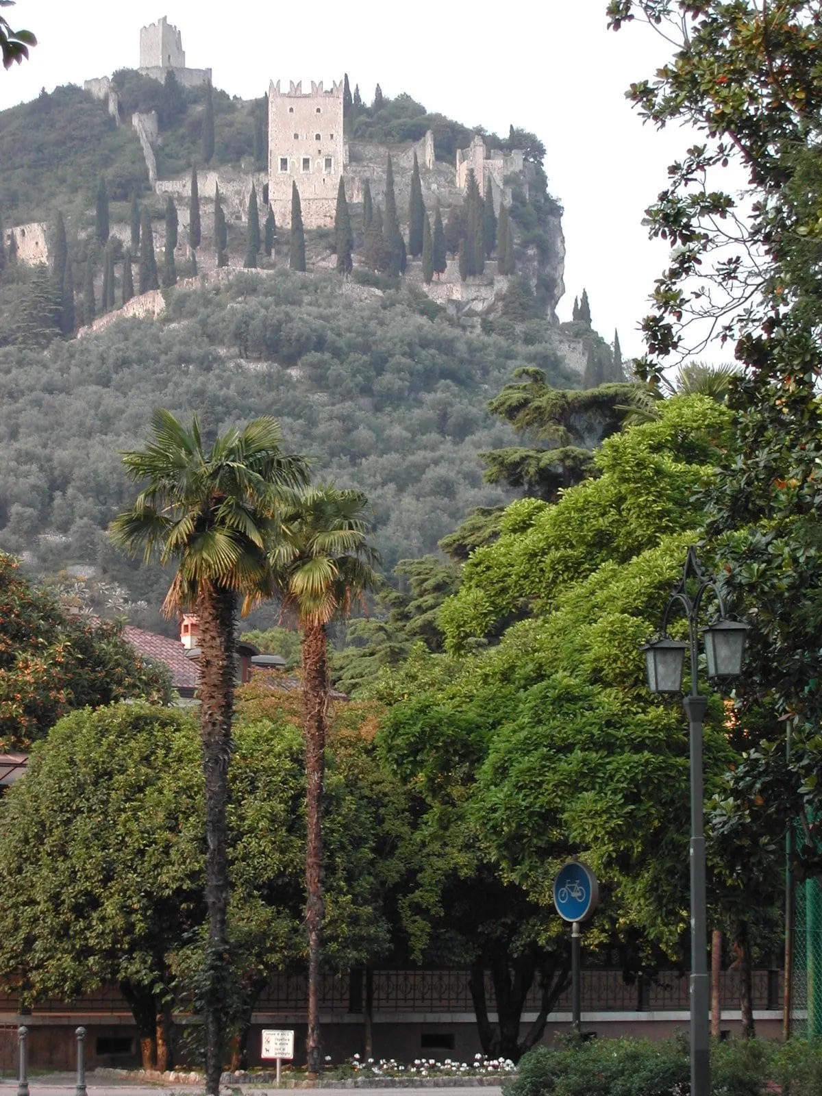 Veduta da Arco di Trento del castello arroccato