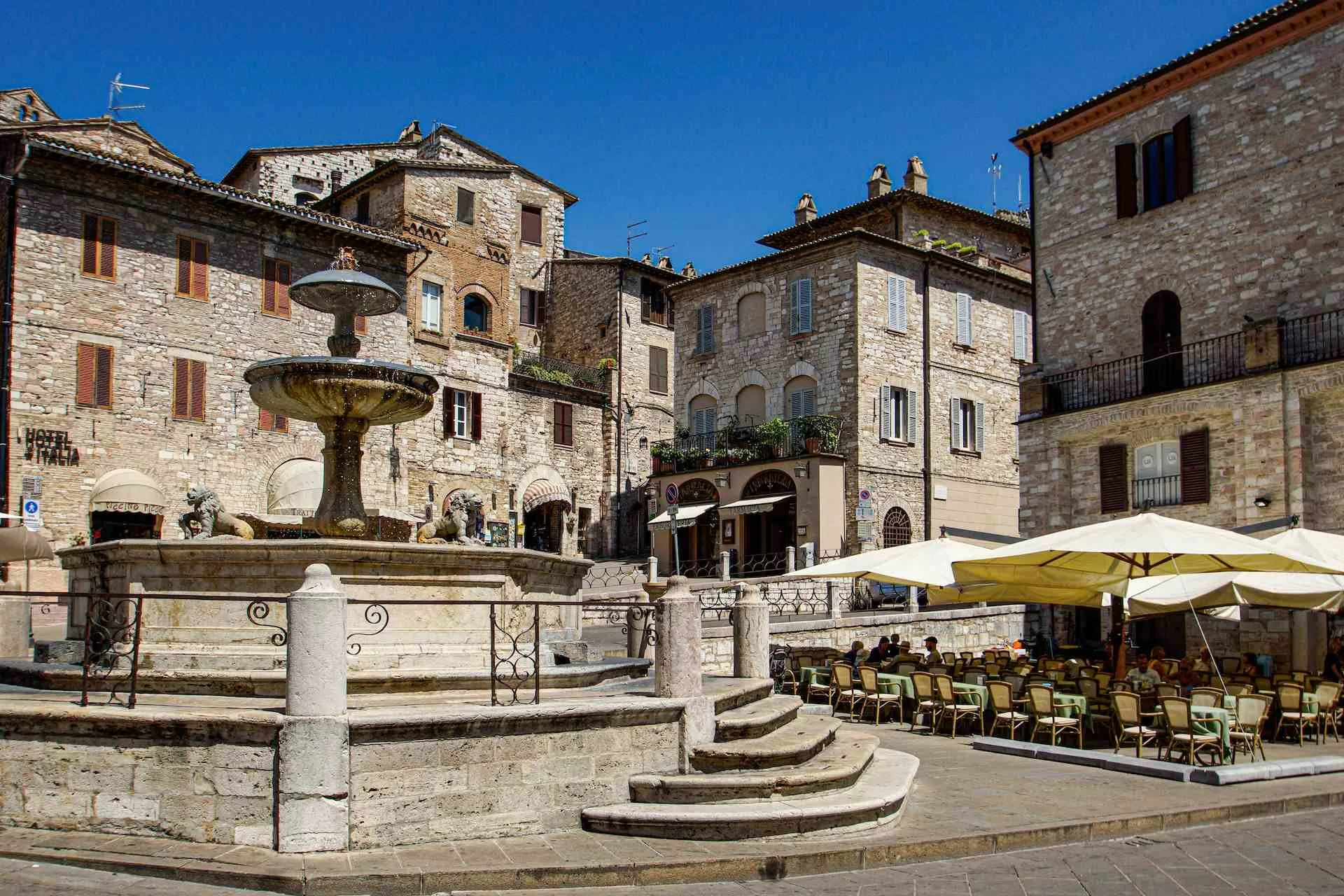 gite di un giorno centro italia via francigena val d'orcia treno posti opzioni ninfa giardino di ninfa